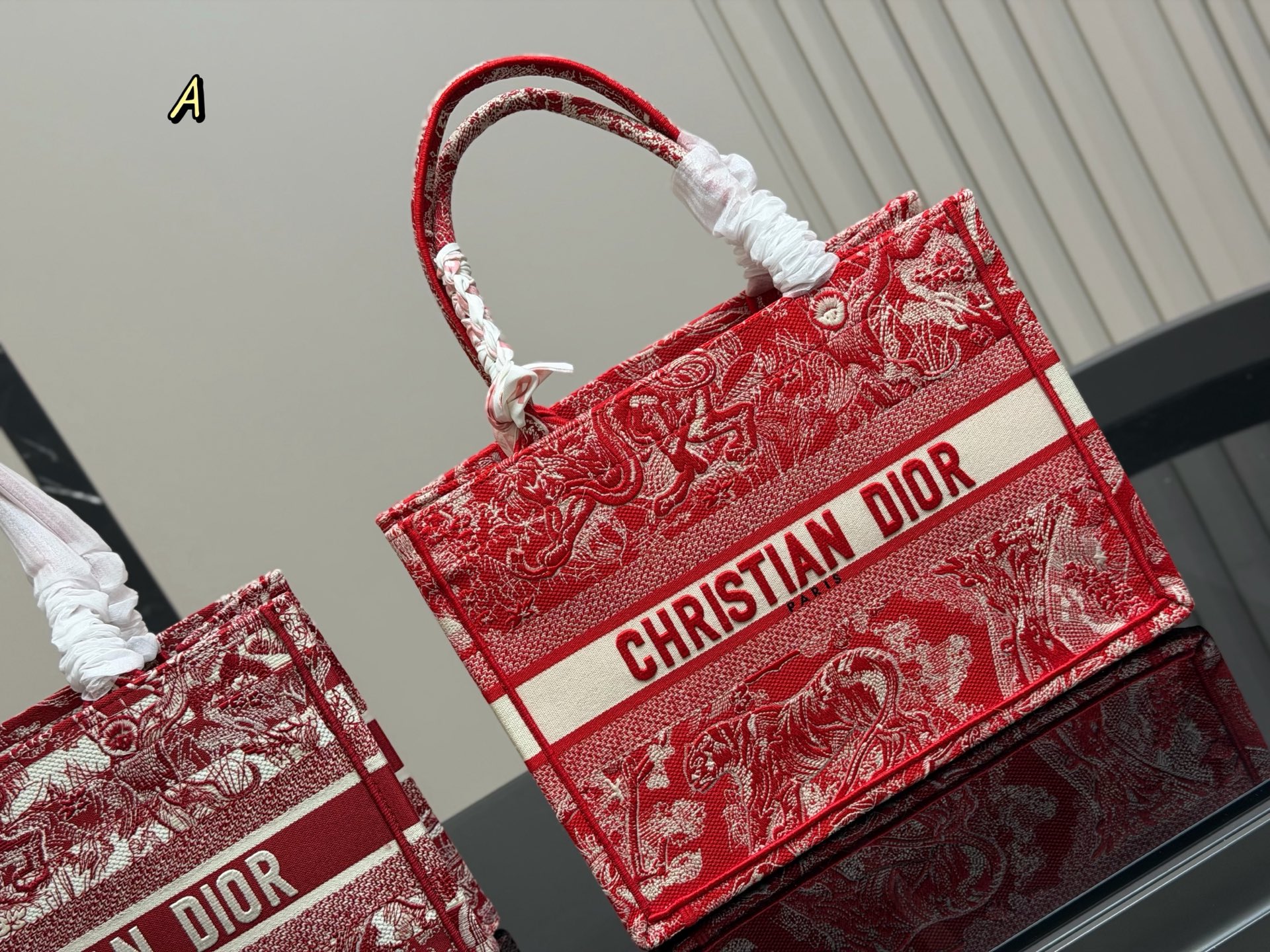 &yen;180 配盒丝巾 Dior 原版布提花 Dior book tote今年最喜欢的一款购物袋 tote我用的次数最多的包 迪奥因为容量超级大 不管什么东西都向里面放 当然凹造型也是必须有 尺寸:中号36cm
