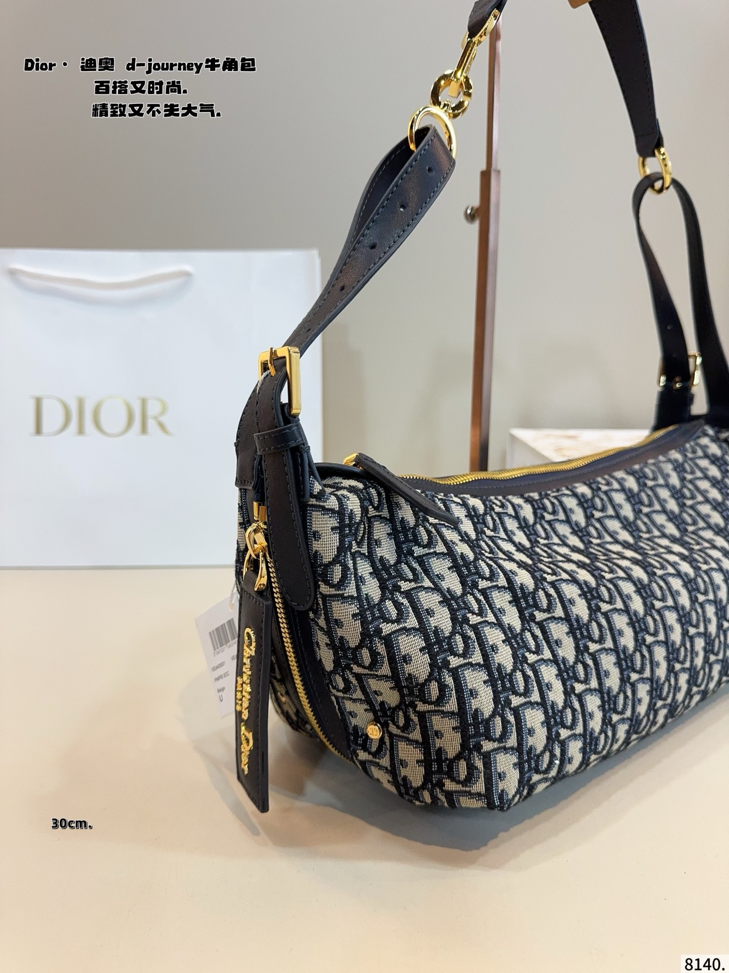 p220p215配礼盒🎁. 迪奥 dior Wander lust新款腋下包 方正的设计，复古的质感 藏蓝色老花作为Dior经典的颜色，搭配任何风格的衣服都毫无压力，四季皆宜。 既能满足日常出门逛街的容量，也可满足通勤上班的需要，时尚与实用兼具，材质耐磨又耐脏。尺寸：30*15*18/25*12*15cm