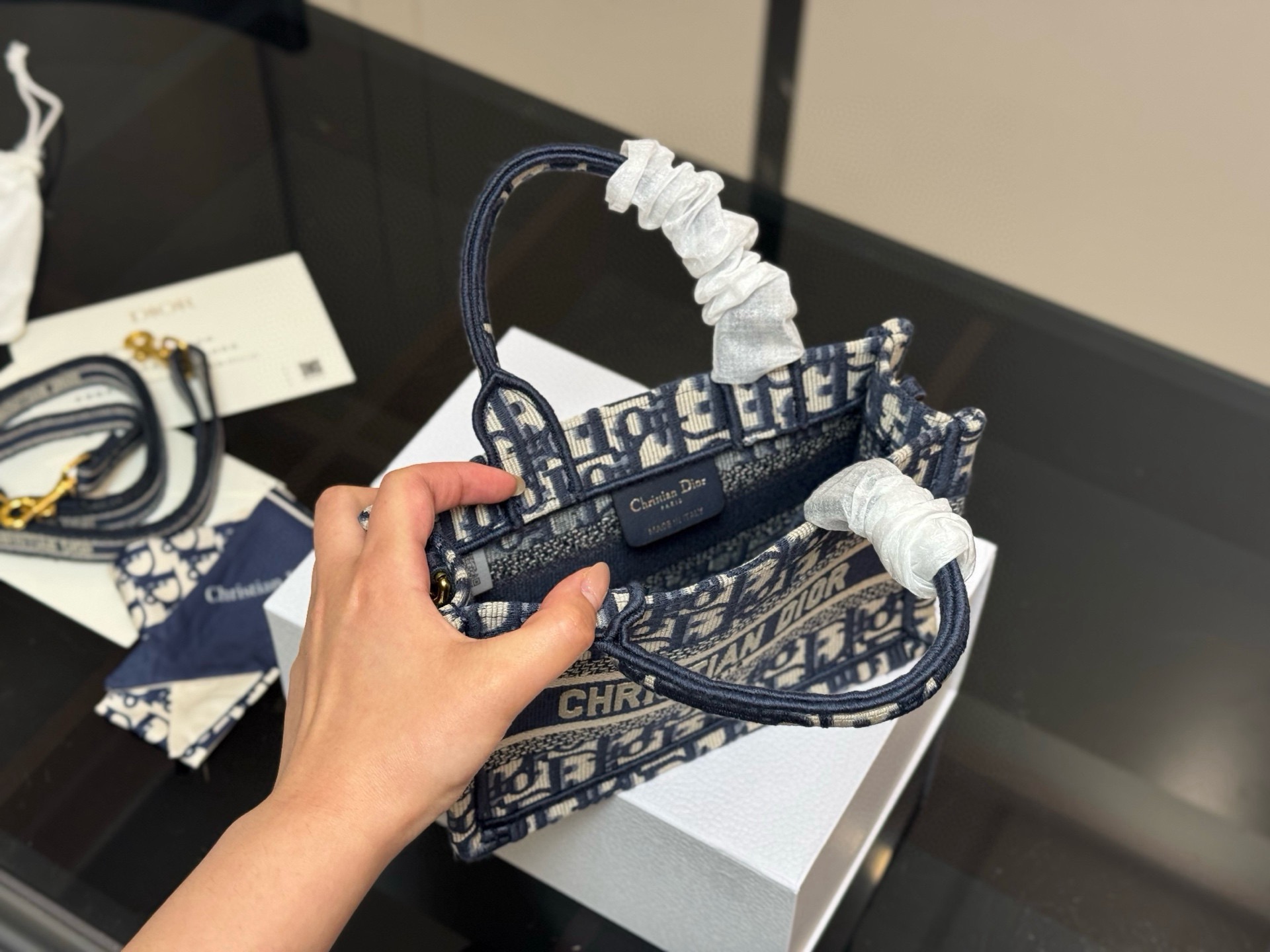 &yen;215 新版配肩带 Dior 原版布提花 Dior book tote今年最喜欢的一款购物袋 tote我用的次数最多的包 迪奥因为容量超级大 不管什么东西都向里面放 当然凹造型也是必须有 尺寸:21.5cm 配盒