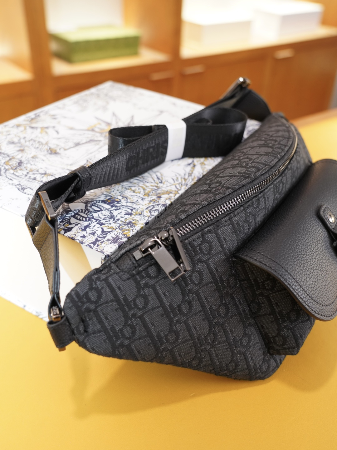 P130 🇫🇷 Dior 迪奥 官网同步 高版本 胸包 腰包 永恒不过时的标志性产品 纯原单布料 配牛皮 顶级五金制作 非市面普通版本 贸易公司订单货 全部实拍 实用性非常高 完全不用担心穿搭 配全套包装折叠盒 【规格:38x16x4】