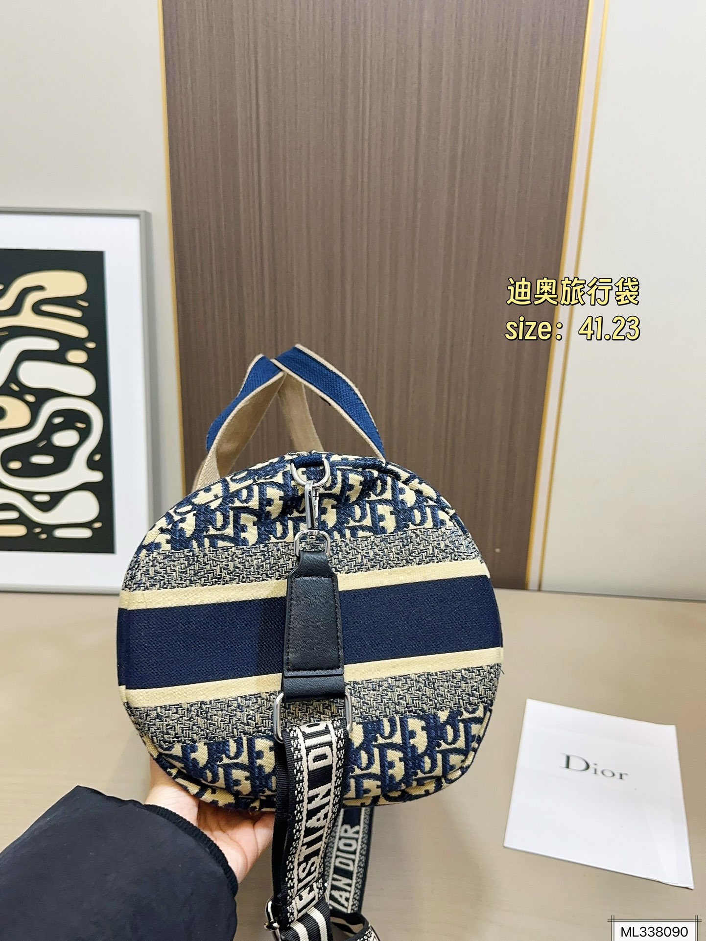 💰105 尺寸41.23 Dior迪奥oblique老花旅行袋这谁看不迷糊啊 容量巨无霸了 超级能装 可做健身包 露营包 如果遇到小长假 简直就是刚需 包本身自重轻 男女生都可以提的款 帅气好搭配 耐用又耐看还经典
