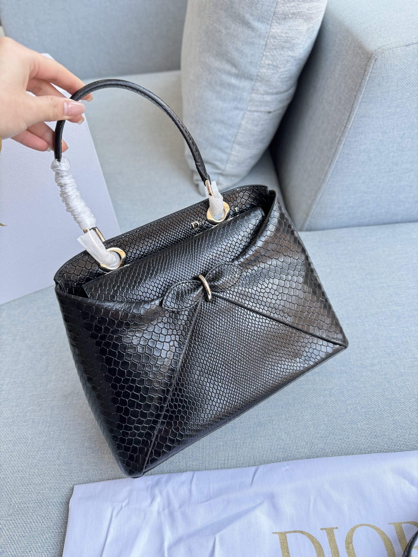 💰300 全套礼盒 size：28&times;22 DIOR迪奥 蛇纹 蝴蝶结手提包 单肩包 JWA设计焕然一新！ 设计感满满的手提包 好喜欢这季的&ldquo;克拉巴特&rdquo;领结 采用皮,纹理清晰,质感满分+。 手提或斜挎都很OK，兼具实用与时尚感。