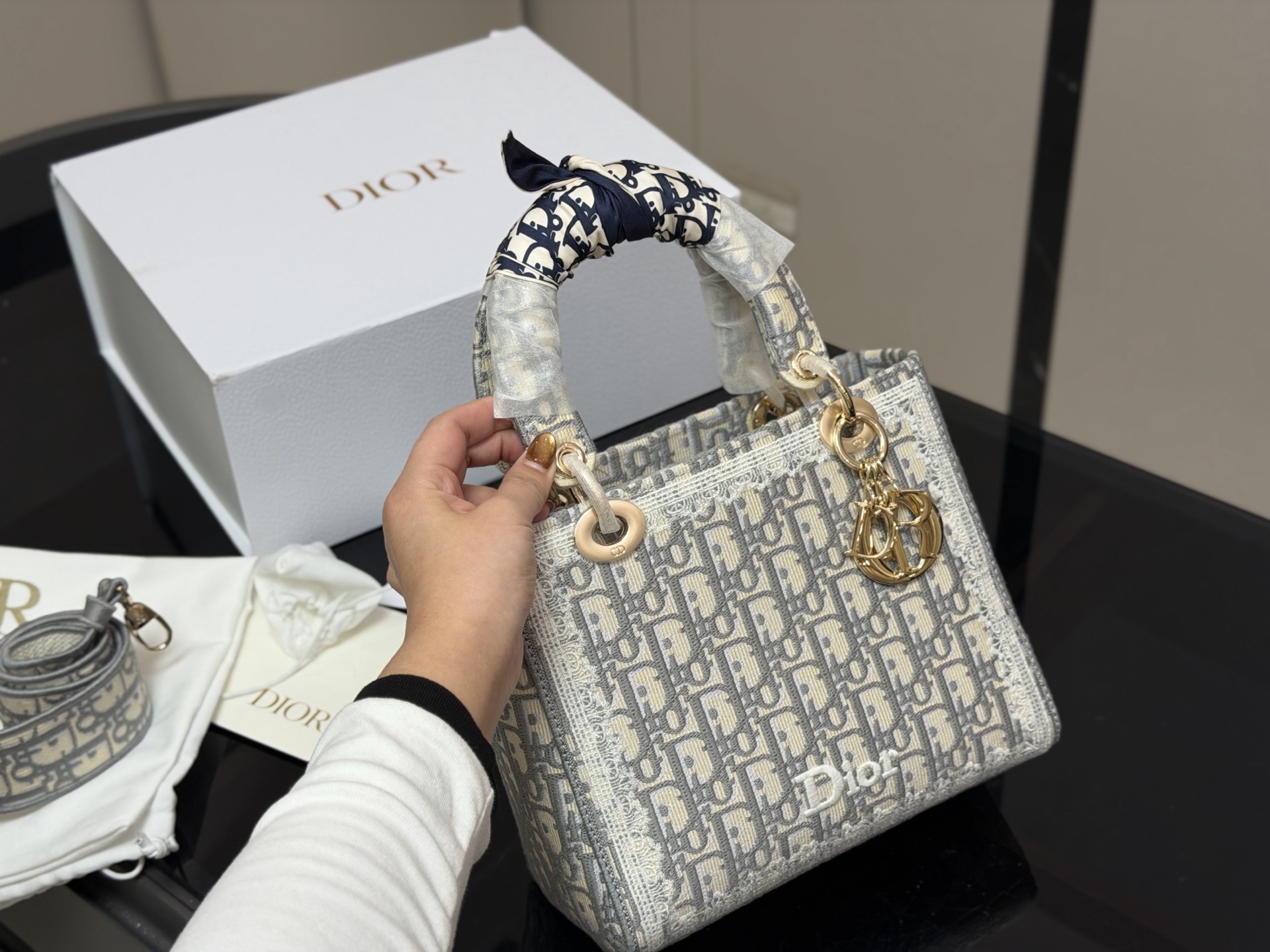 &yen;295 配折叠盒 size：24*20cm 迪奥 刺绣戴妃包 现代休闲且优雅 刺绣宽肩带 特别！特别！！！