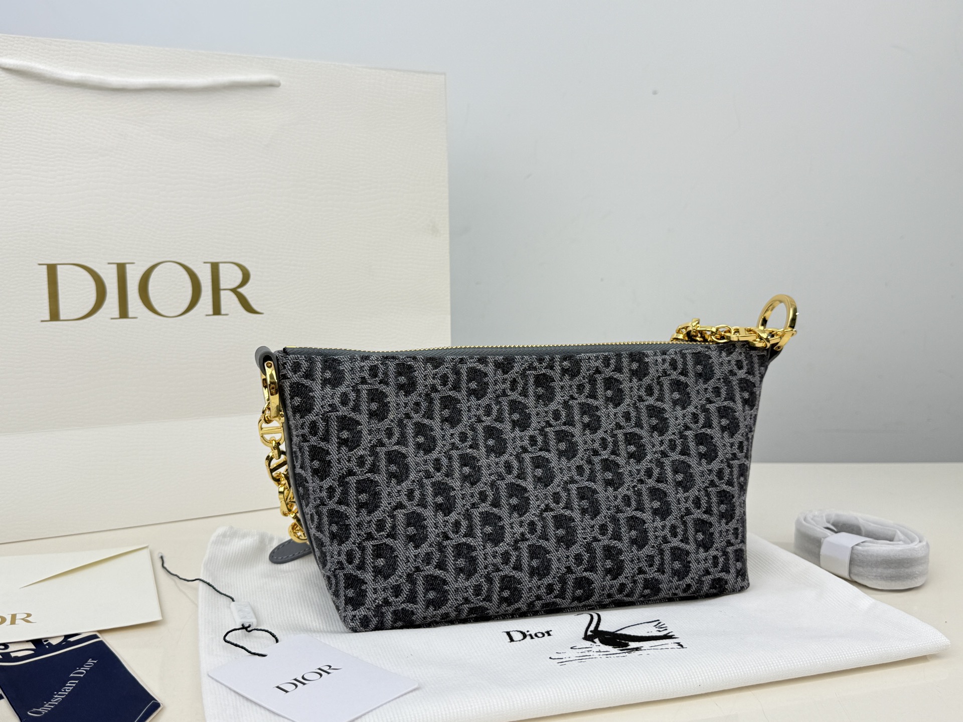 （折叠盒⚠️）p195 迪奥Dior 牛仔链条饭盒（自带延长带） 这款 Diorstar Hobo 链条手袋造型时尚，设计实用。采用蓝色 Denim Dior Oblique 提花面料精心制作，以不规则的石洗效果焕新演绎 Dior 的经典图案，彰显现代魅力，柔软版型搭配宽敞隔层。拉链开合，搭配镌刻以 Christian Dior Paris 标志和 Dior 经典星星标识的圆形饰牌，侧面饰以精致的 CD 铆钉，更显格调。内部带有绒面牛皮革里料，配有卡槽。搭配可调节的 CD 链条肩带，并带有皮革带，提升肩背时的舒适度。 size：22.16cm