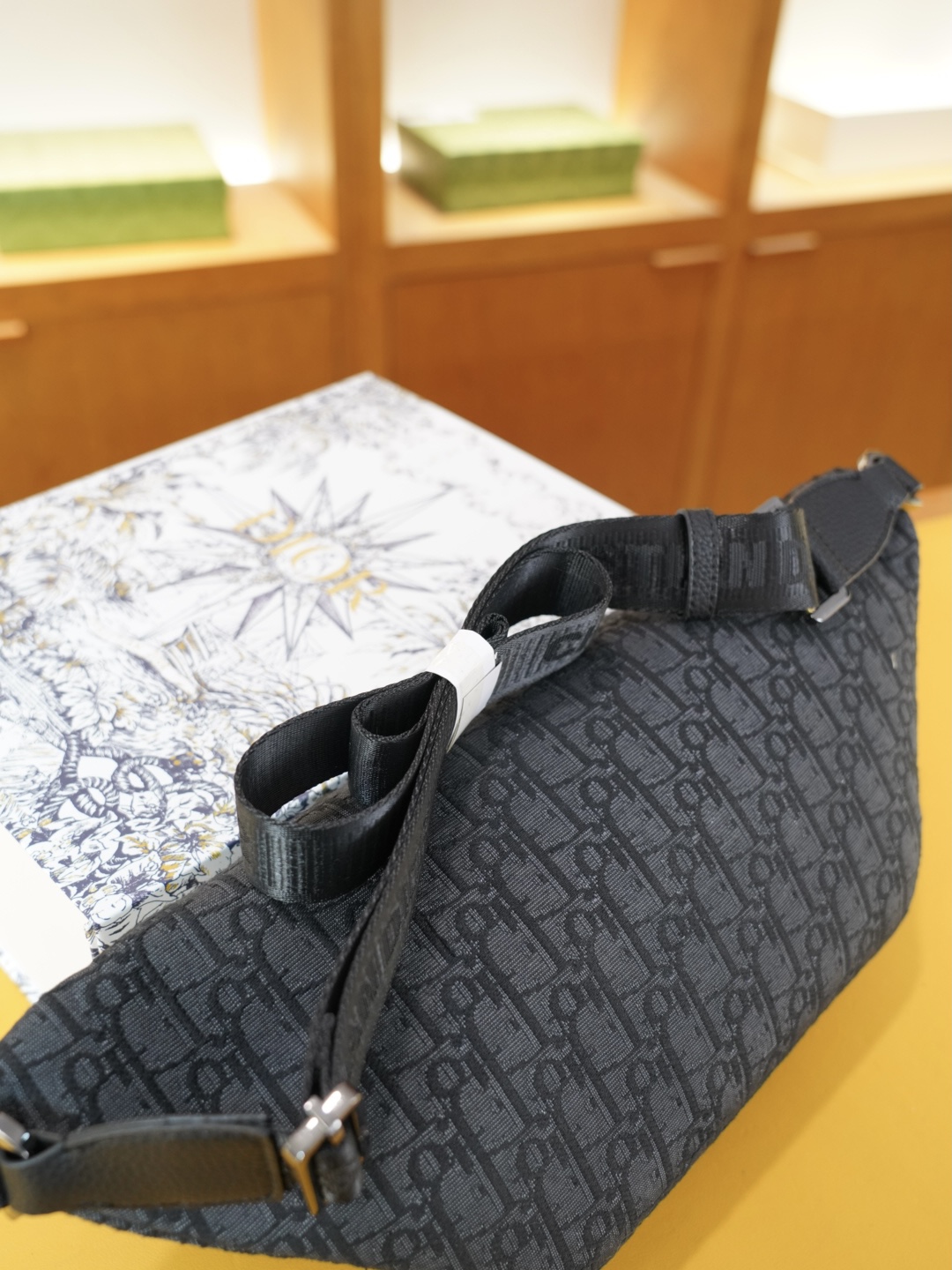 P130 🇫🇷 Dior 迪奥 官网同步 高版本 胸包 腰包 永恒不过时的标志性产品 纯原单布料 配牛皮 顶级五金制作 非市面普通版本 贸易公司订单货 全部实拍 实用性非常高 完全不用担心穿搭 配全套包装折叠盒 【规格:38x16x4】