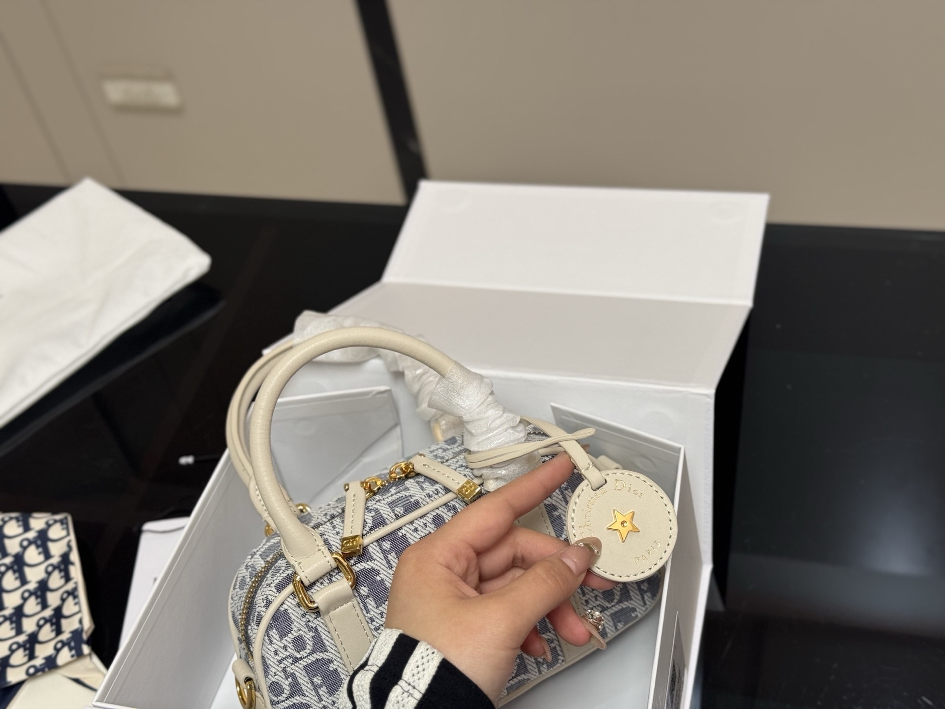 &yen;185 折叠盒 迪奥Dior迷你保龄球包 vibe小包 尺寸:20.12cm