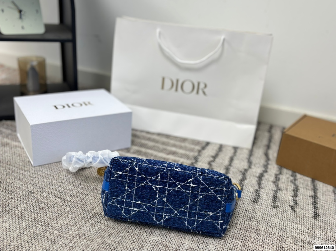P180 礼盒🎁 size: 22.14 迪奥 Dior star Hobo 饭盒包 轻松演绎复古时髦 包型挺阔，简约而不简单不需要过多的装饰，日常搭配西装和T恤，就能将高级感体现的淋漓尽致！