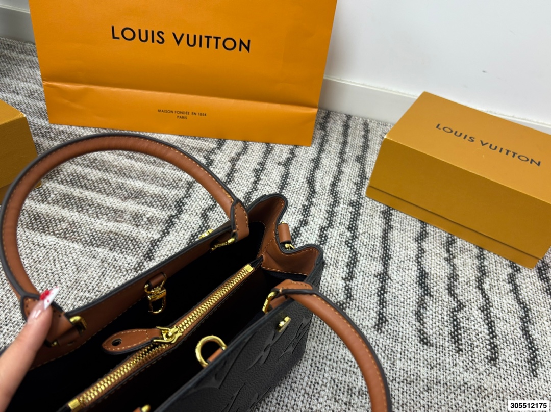 p135 LV压花蒙田包 经典版型 不过时 超大容量收纳 另配送长肩带 尺寸：30*20cm