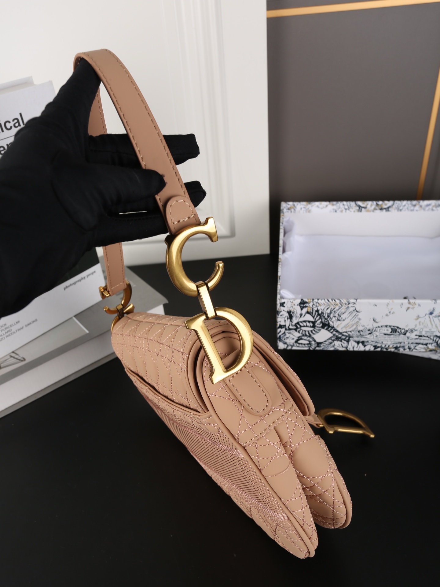 P150 天地盖 DIOR迪奥 马鞍包系列 藤格纹刺绣 马鞍包 单肩手提包 迪奥的马鞍系列是真绝了，每包款型都那么好看 这新次推出的限款定马鞍包是更原有Oblique经刺典绣老元花素上加上了logo字刺母绣😍着让实人喜惊不断🥰 这款真包是人潮必备款，时加尚分💯可手提，可肩背，也搭可配Dior肩带斜挎✌️️ 经永典存，时是尚个轮回，马包鞍从最初诞的生开始 尺寸：24&times;21