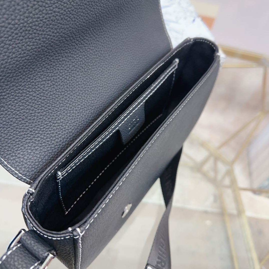 p180配礼盒🎁 Dior/迪奥 新款 男包系列的相机包实在帅la~ 简单有质感的设计对于日常即使不爱穿搭的男生都很友好 基础款搭配起来也能提升整体时髦度实用又很高级 尺寸 ：24*6*17cm