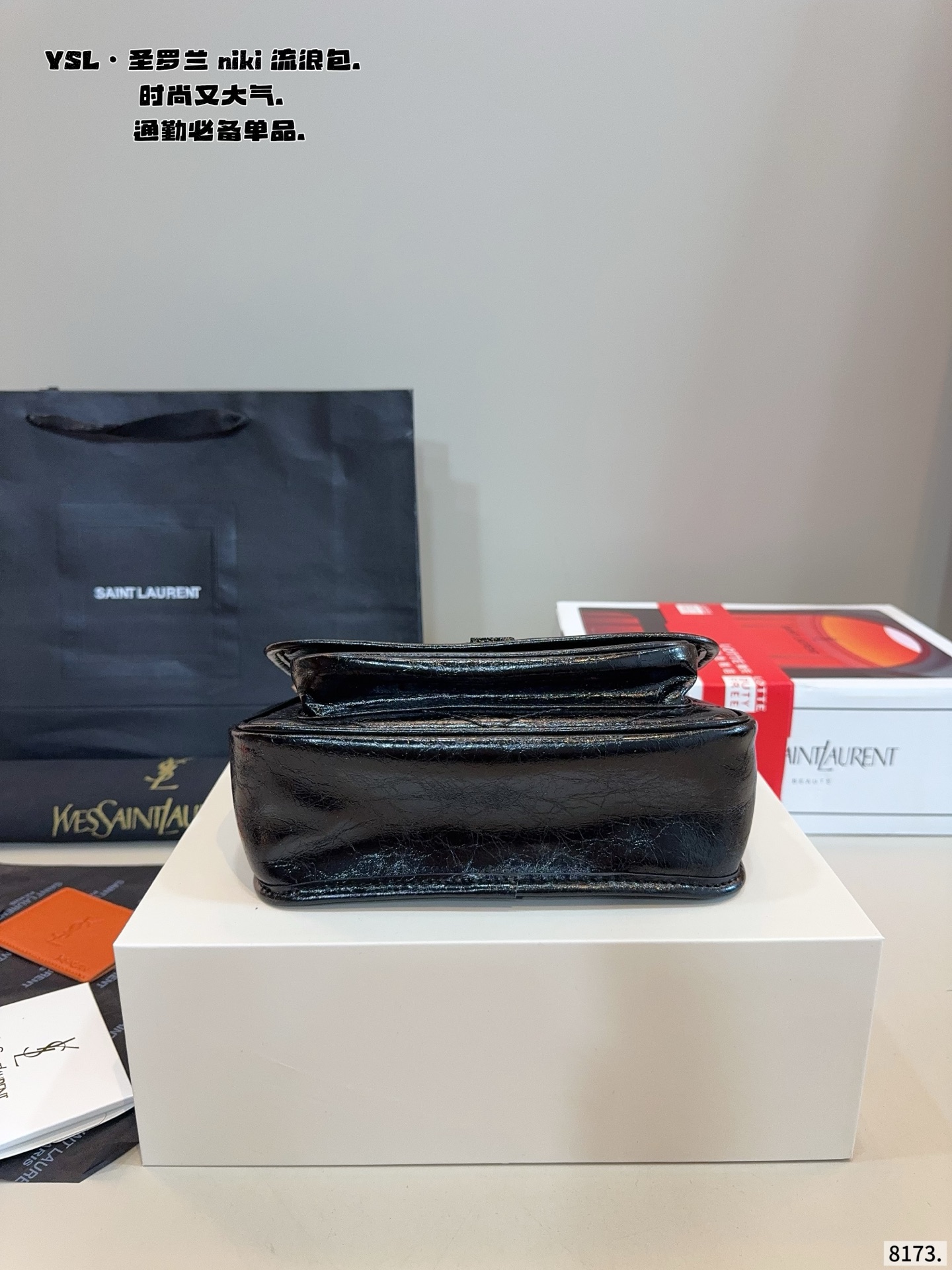 p200,p180.配礼盒🎁. 圣罗兰 niki 流浪包 专柜新款Ysl圣罗兰 早已成为明星/网红们最爱的这只 低调却超显高逼格气质 据说是ysl girl人手必备 优雅高贵的她成为潮流人士口中最爱的It Bag制造机 拥有无穷魅力 时尚感极强 柔软质感 黑色五金十分抢眼 单肩/斜挎百搭各种服饰 尺寸:28*9*21/22*7*17cm