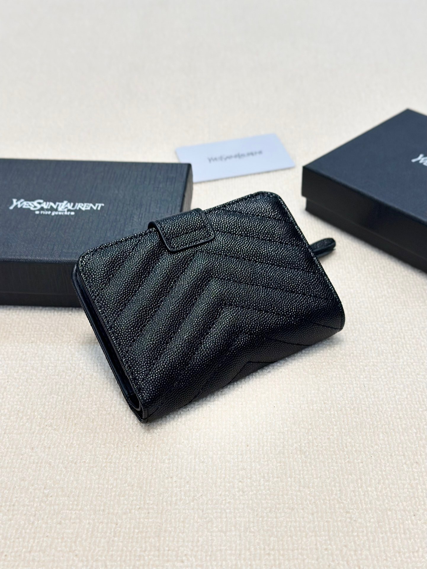 P95🎀🎀颜色 黑羊金 黑球金🎀尺寸 15x10🎀圣罗兰🆕款&hearts;三折短款钱包💕皮质感一流👍独一无二风格，实用内阁超美超时尚美女必备单品🔥