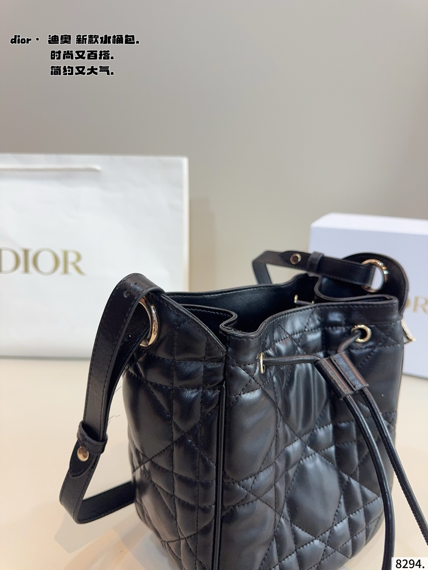 p200配礼盒🎁 D家 迪奥新款 caro 水桶包. 又酷又甜的水桶包 出門随手一拎就很好看 Dior新品真的太戳我拉 CEST DIOR出场就是王炸! 这个小水桶太太太有设计感拉 这种容量非常感人 一直焊死在身上的水桶尺寸:18*11*20cm