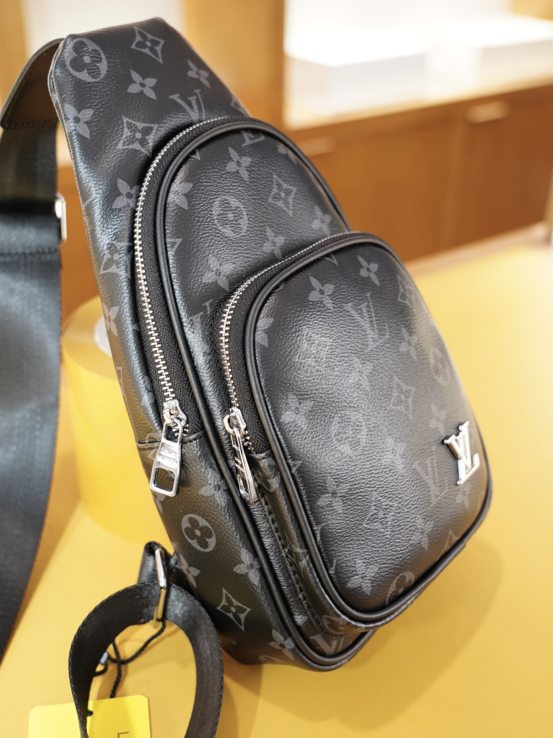 P80 🇫🇷 路易威登 官网同步 高版本 胸包 永恒不过时的标志性产品 纯原单牛皮 顶级五金制作 非市面普通版本 今年LV最爱的款式 全部实拍 实用性非常高 完全不用担心穿搭 【规格：18x30x6】