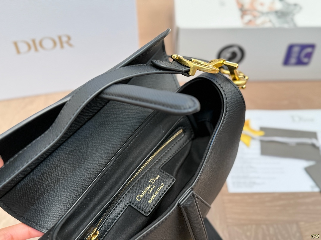 &yen;185/&yen;180飞机盒 Dior迪奥 马鞍包胸包 超级好搭配 一年四季皆可 适合日常出行 闺蜜逛街 都是超级不错的选择 尺寸：25 20/19 16