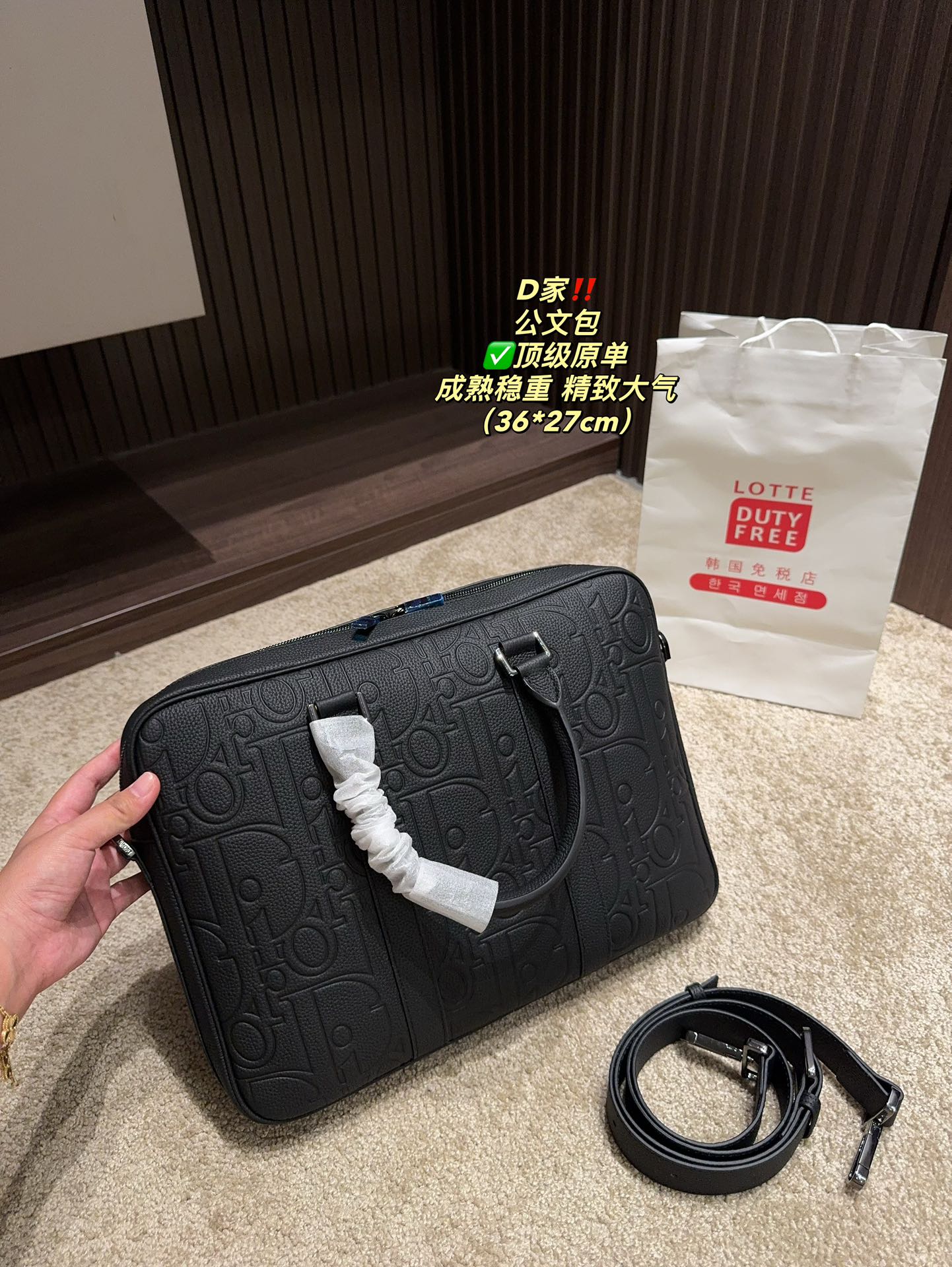 ✅顶级原单P250⚠️尺寸36.27 迪奥 公文包 DIOR 格调满满,自带一股低调沉稳儒雅的气息! 版型挺阔,很有型!越用越有沉淀的味道! 更加低调、沉稳!! 可单肩可斜挎,不分年龄不分身高!实用百搭!