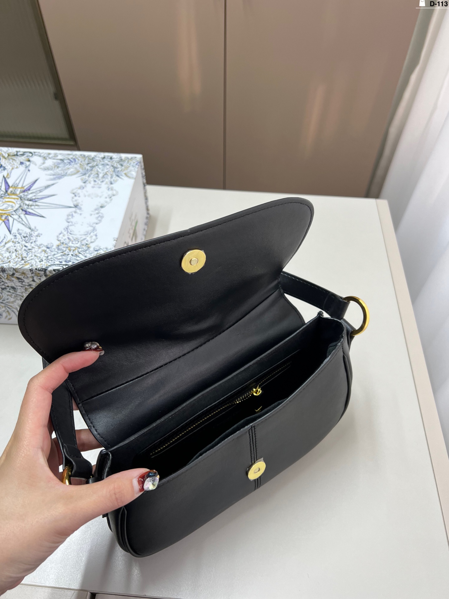 💰p130 Dior迪奥新款Besace马鞍包！ 时尚又复古哦 超级有潮流的味道！ D-113尺寸23.6.15折叠盒