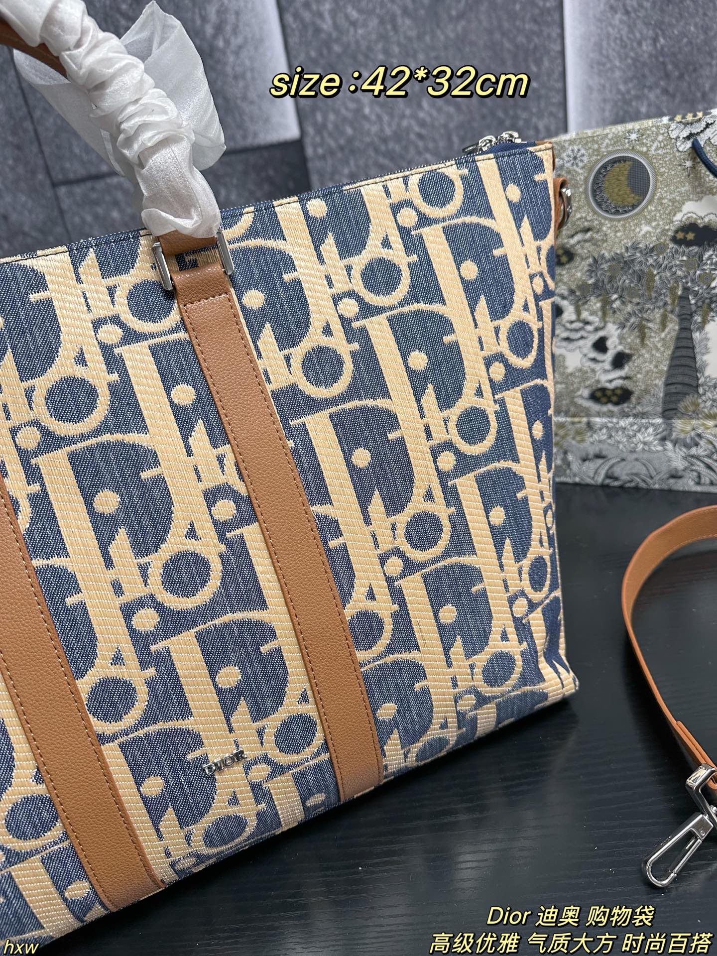 P175 Dior 迪奥 购物袋 DIOR迪奥手提敞口大容量源板绣花时尚购物袋女包托特包，每一只BOOK TOTE手袋都采用复杂的制作工艺，每只手袋的制作历时逾三十二个工时，包含三种不同的刺绣针法，由一百二十万针缝线精制而成。夏天出门必备，无论是化妆品，水杯还是遮阳伞，防晒霜，防晒喷雾，零食，统统装入，简直是百宝箱的存在 普通人也能实现大牌梦 尺寸：42*32cm