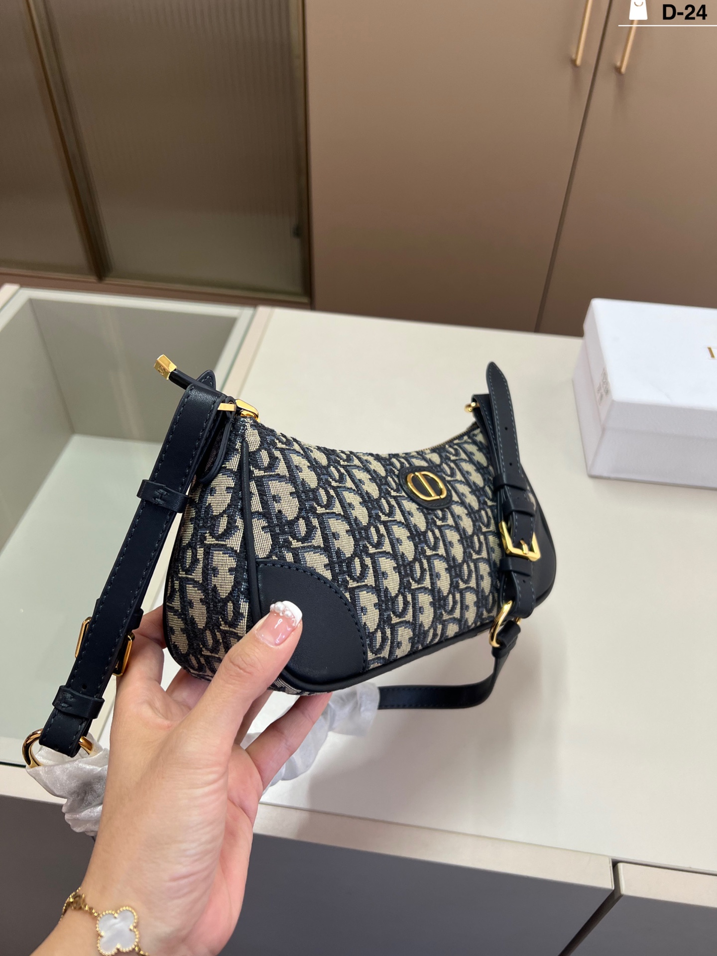 💰p195 迪奥DIOR 腋下包 包型太可爱了 容量非常可，日常通勤都没问题 可咸可甜 质感满分工艺非常讲究 细节立体感拉满D-24尺寸26&times;10配盒