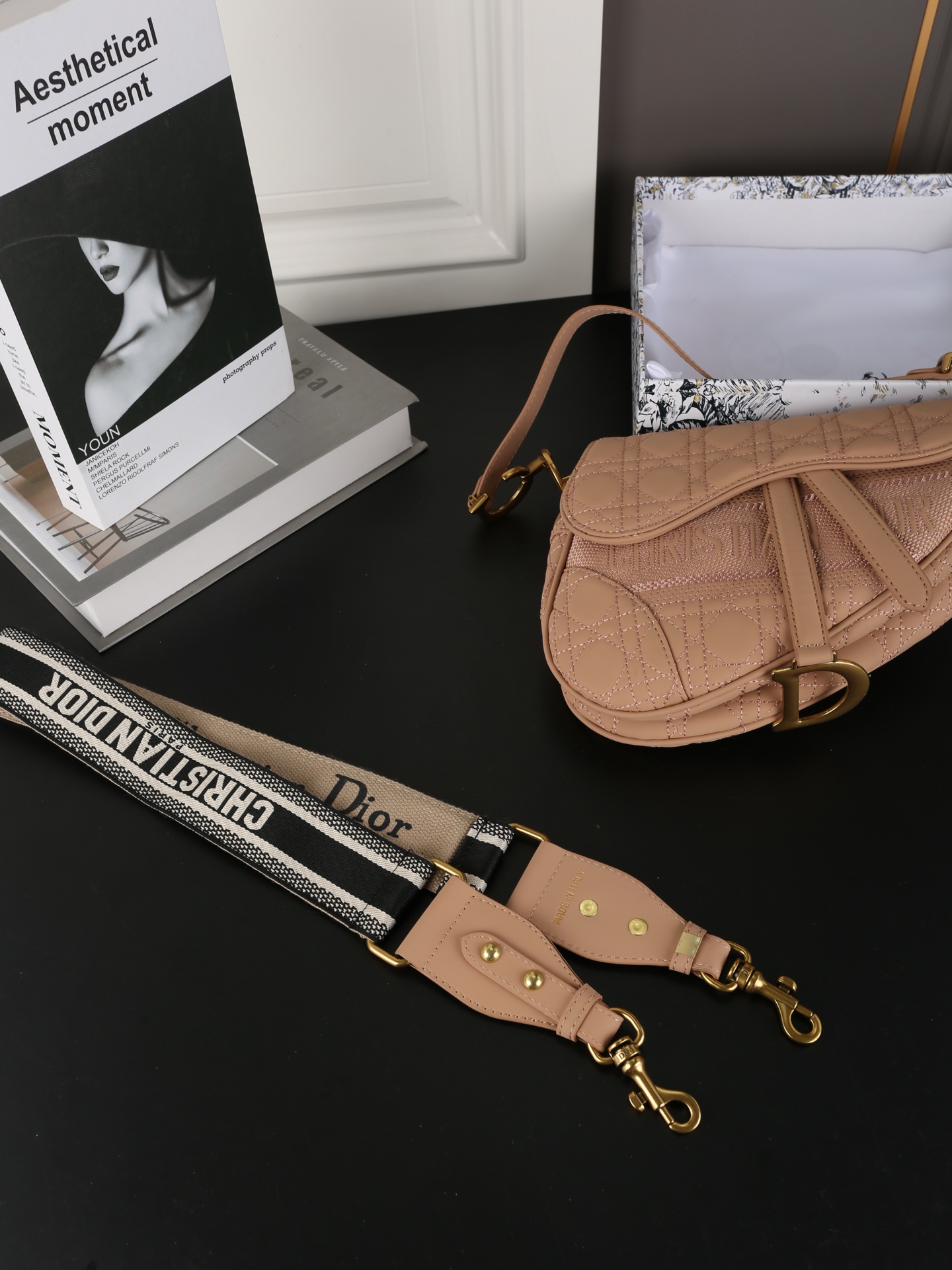 P150 天地盖 DIOR迪奥 马鞍包系列 藤格纹刺绣 马鞍包 单肩手提包 迪奥的马鞍系列是真绝了，每包款型都那么好看 这新次推出的限款定马鞍包是更原有Oblique经刺典绣老元花素上加上了logo字刺母绣😍着让实人喜惊不断🥰 这款真包是人潮必备款，时加尚分💯可手提，可肩背，也搭可配Dior肩带斜挎✌️️ 经永典存，时是尚个轮回，马包鞍从最初诞的生开始 尺寸：24&times;21