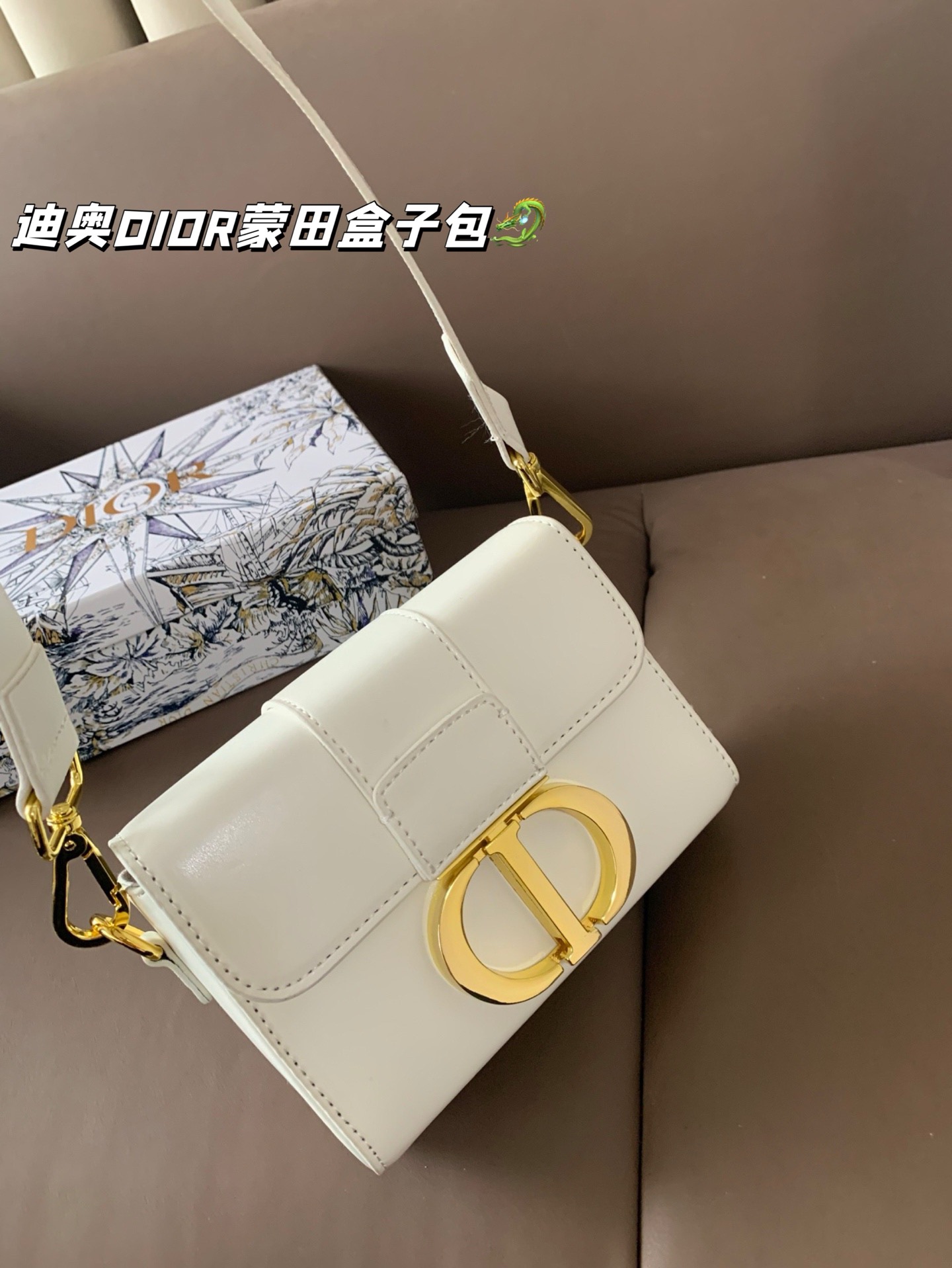 P105 配盒 💕💕迪奥DIOR,蒙田盒子包,翻盖包受年轻人喜爱 明星们也都在追捧✌🏻✌🏻全新版型精致又洋气 做工精致 超级厚实 结实耐用 手拿洋气 斜挎上身也超好看嘞😝 尺寸 18*13