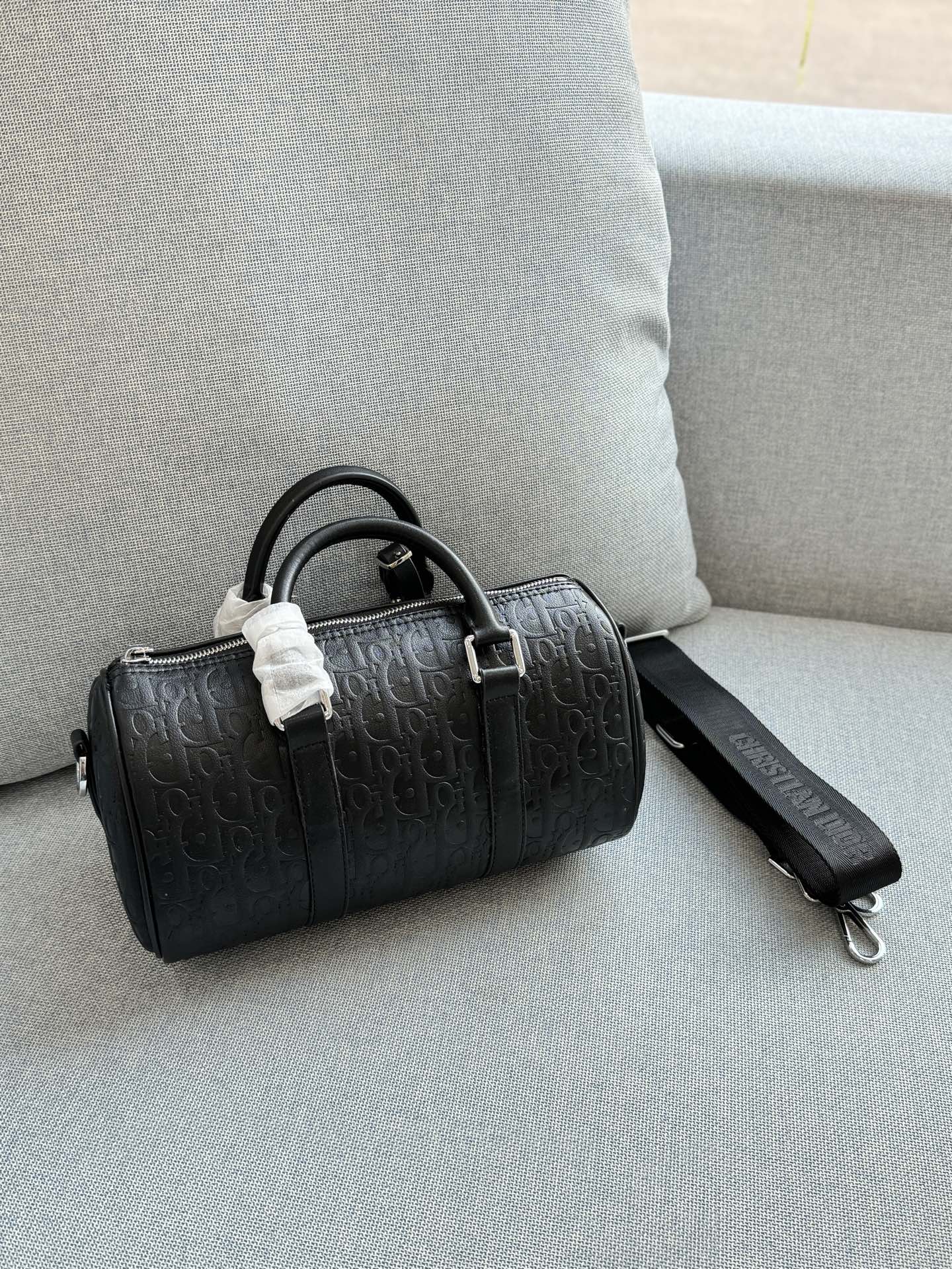 💰130 size：25&times;14 DIOR迪奥 波士顿包 枕头包单肩包 采用高品质小牛皮，哑光质感+经典压纹，低调又高级。包型简约，手提斜挎都 OK，配可拆卸肩带，灵活百搭!