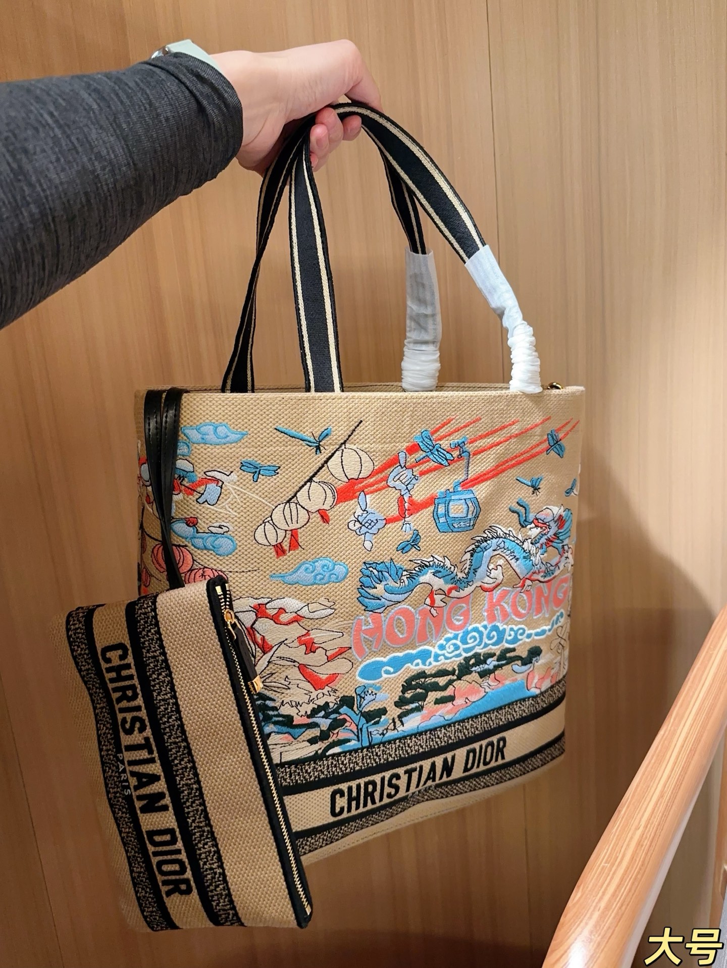 💰235 大号 Dior迪奥 新品刺绣城市印记🏙️Book tote托特包～ 尺寸36&times;33&times;11 礼盒包装🎁