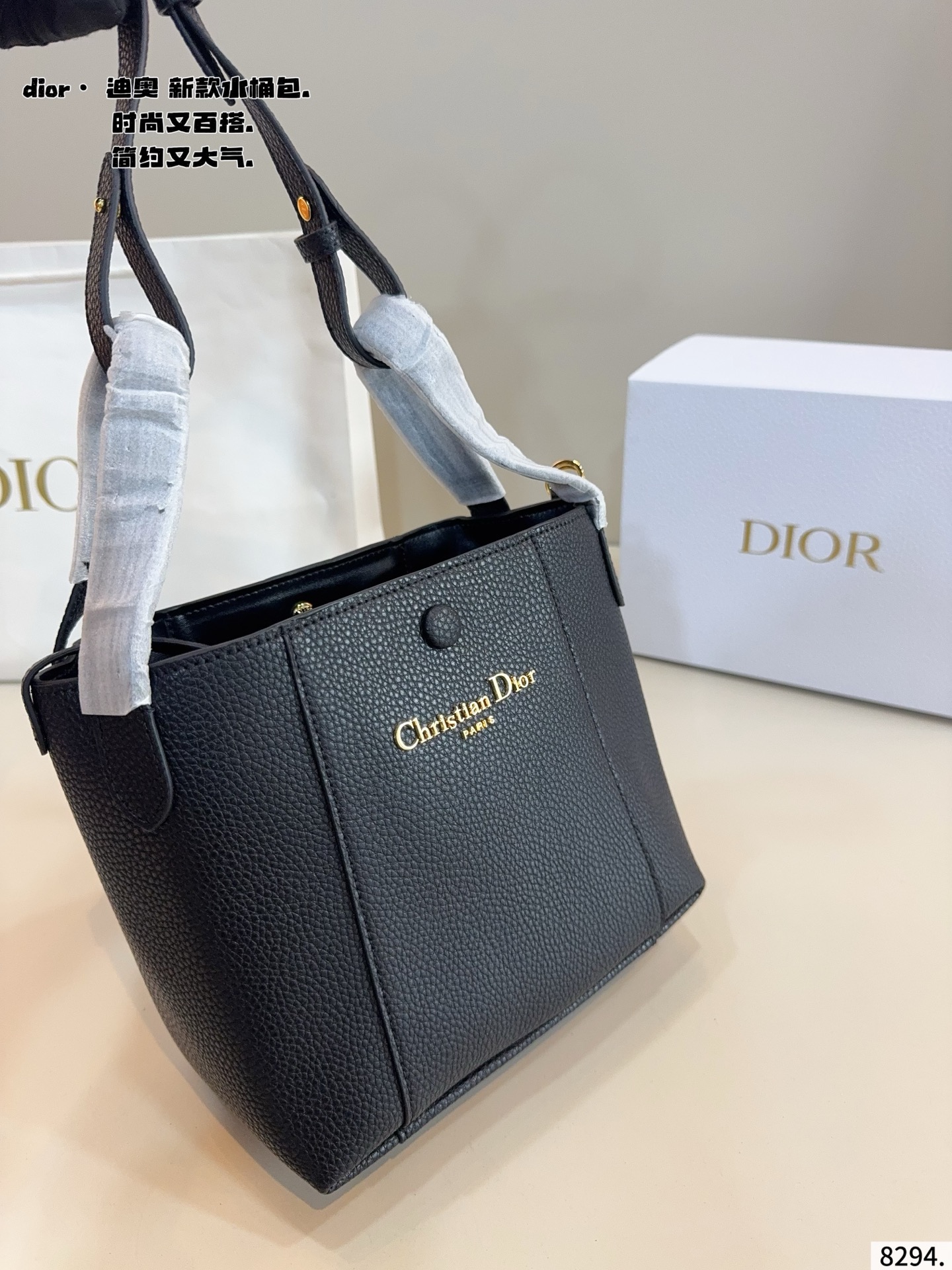p180配礼盒🎁 D家 迪奥 是熱腾腾新款 水桶包. 又酷又甜的水桶包 出門随手一拎就很好看 老花蓝Dior新品真的太戳我拉 CEST DIOR出场就是王炸! 这个小水桶太太太有设计感拉 这种容量非常感人 一直焊死在身上的水桶尺寸:21*11*20cm