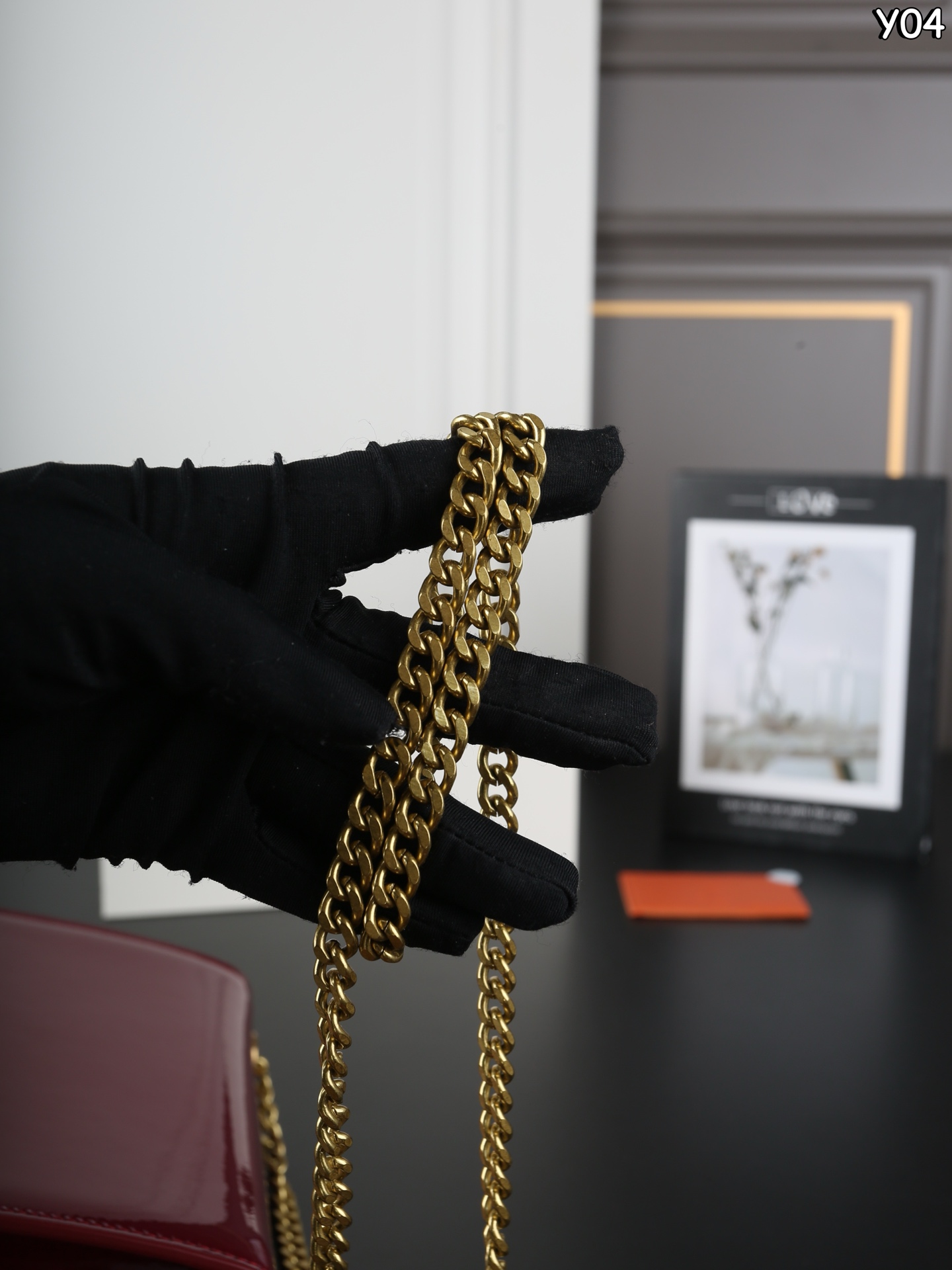 P150 全套礼盒 圣罗兰 YSL KATE 漆皮 流苏包链条单肩斜挎包 流苏超复古 满满的高级感 特别是流苏的材质，简直不要太好了！很有沉度的 经典流苏Kate也太🉑了吧‼️ 漆皮耐磨耐用，链条可随意调节变换背法，既可斜背又可腋下，更是完美晚宴包！ 尺寸：20&times;13