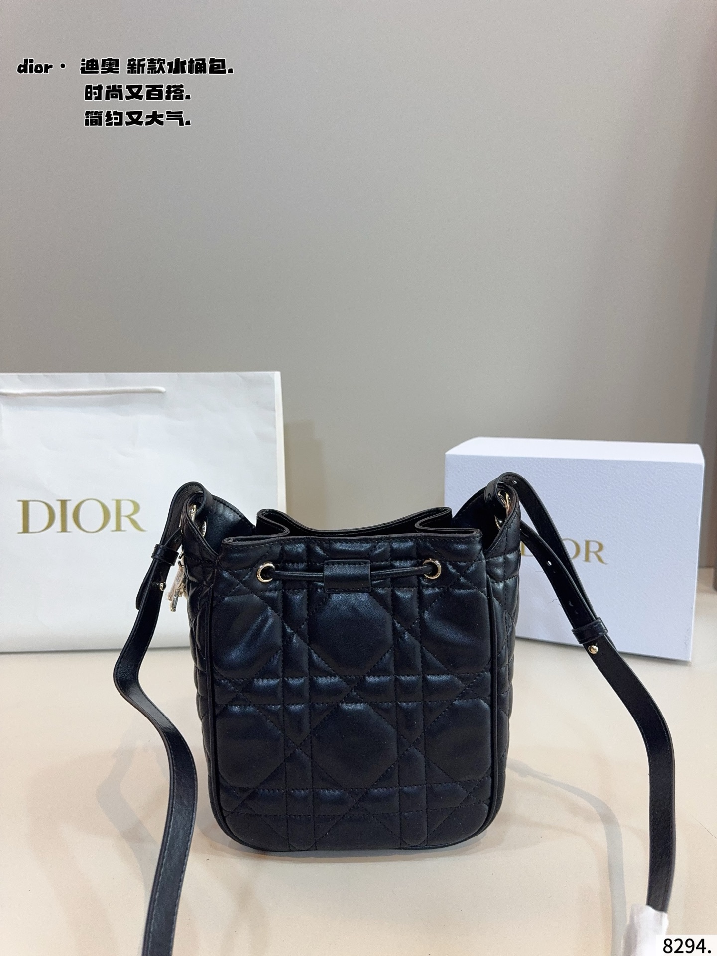 p200配礼盒🎁 D家 迪奥新款 caro 水桶包. 又酷又甜的水桶包 出門随手一拎就很好看 Dior新品真的太戳我拉 CEST DIOR出场就是王炸! 这个小水桶太太太有设计感拉 这种容量非常感人 一直焊死在身上的水桶尺寸:18*11*20cm