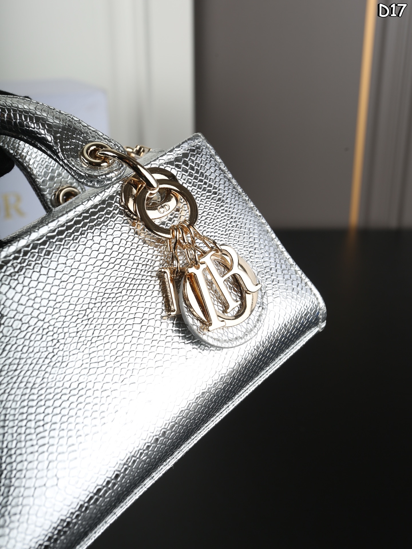 大P190 折叠盒 小P160 折叠盒 DIOR迪奥 Lady D-JOY 蜥蜴纹 横版戴妃包单肩斜挎手提包 酷girl也能背的🖤Dior蜥蜴皮🦎金属感戴妃❗️ 独特的稀有蜥蜴皮🦎质感超好 金属感⛓️的香槟色和银色 搭配深色上衣和牛仔裤街头感满满 时髦高级酷女孩必备🕶️ 尺寸:21×11/17×10