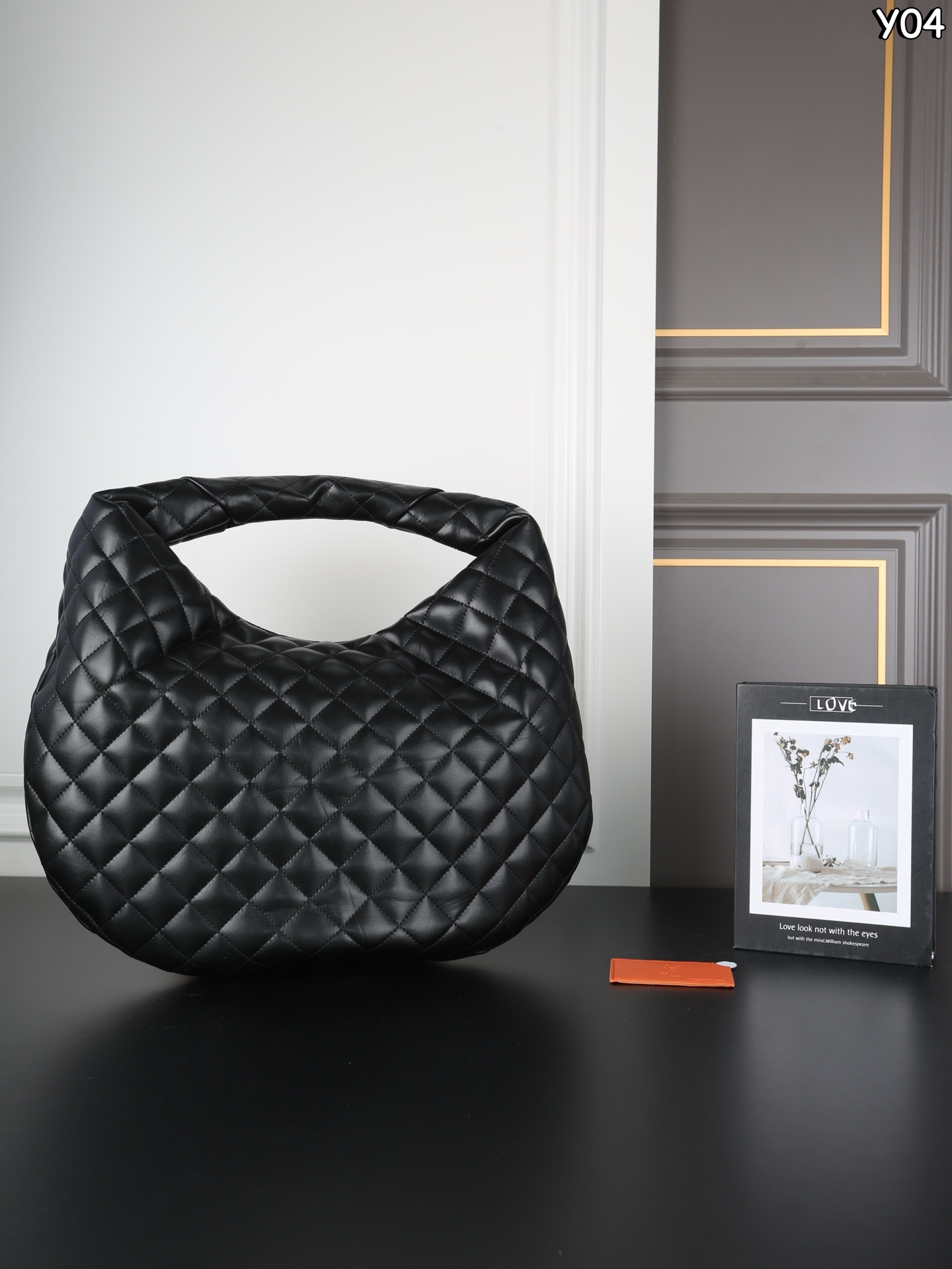 P230 YSL圣罗兰 ICARE HOBO 腋下包 手提包 YSL超🔥的一款大包包ICARE，25年秋冬推出腋下包款啦[氛围感R]大包爱好者又🈶新的选择啦！ 当年YSL ICARE就🔥的不要不要的，一枚大金属logo是视觉焦点，ICARE HOBO继承了这些特征，软质包身贴合日常，随手一挎便融入通勤、逛街或短途出行的节奏[爆炸R] 简约设计藏得住细节，无论是装点小物的内袋，还是耐造的面料，都为实用主义而生～ 别看是羊皮哦，耐造又高级👌～ 尺寸：45&times;35