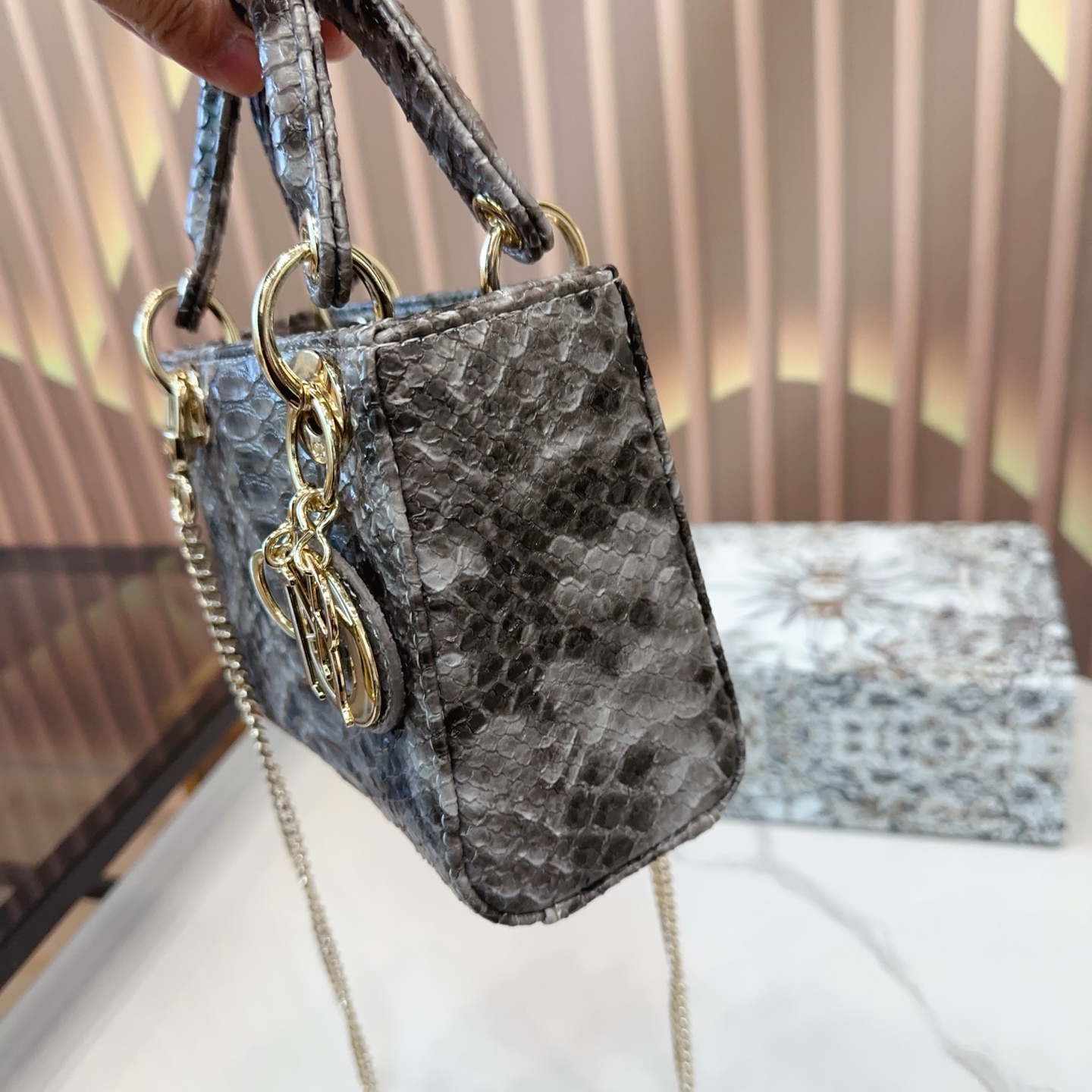P170 折叠礼盒🎁 升级版 Dior迪奥 戴妃包 蟒蛇纹Lady戴妃包 蟒纹搭配渐变色 采用牛皮革精心制作 中号款式,搭配可拆卸的链条肩带 可拆卸的皮革肩带,可手提、肩背或斜挎 是日常造型的理想之选 尺寸 三格17cm ej