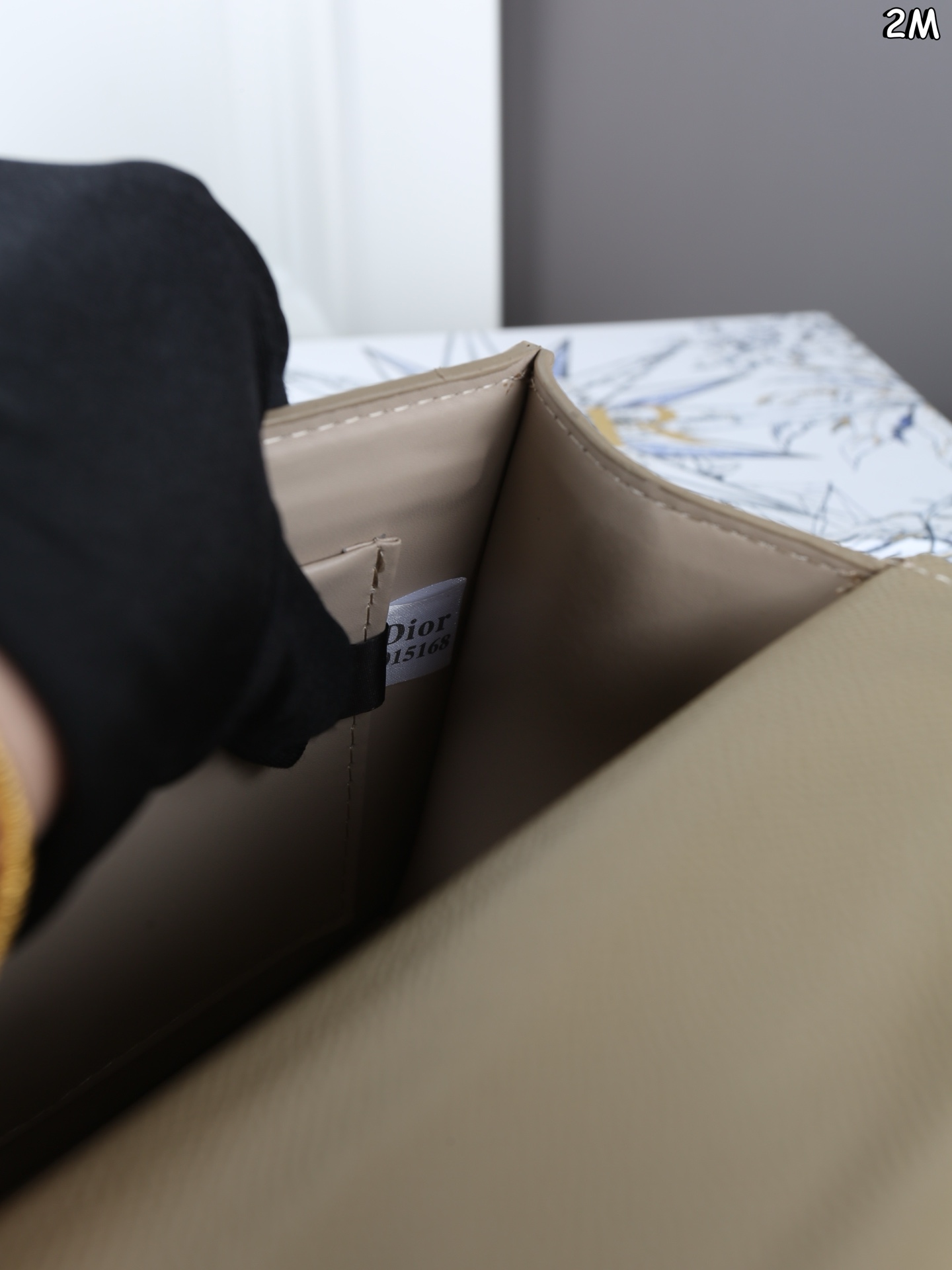 P110 天地盖 DIOR迪奥 Montaigne 蒙田包盒子包单肩斜挎包 链条款 整个包型，是以当代流行的复古风！单单Logo按扣的设计就可以单手优雅的翻盖，内里两面都带有小夹层，背面的浮雕后方还有一个大夹层，背带除了调节长短之外，还可以完全拆下来 作为手拿包使用。多变也实用， 背上它大家都要夸 自带法式复古感的蒙田经典爆款了 尺寸：25&times;15