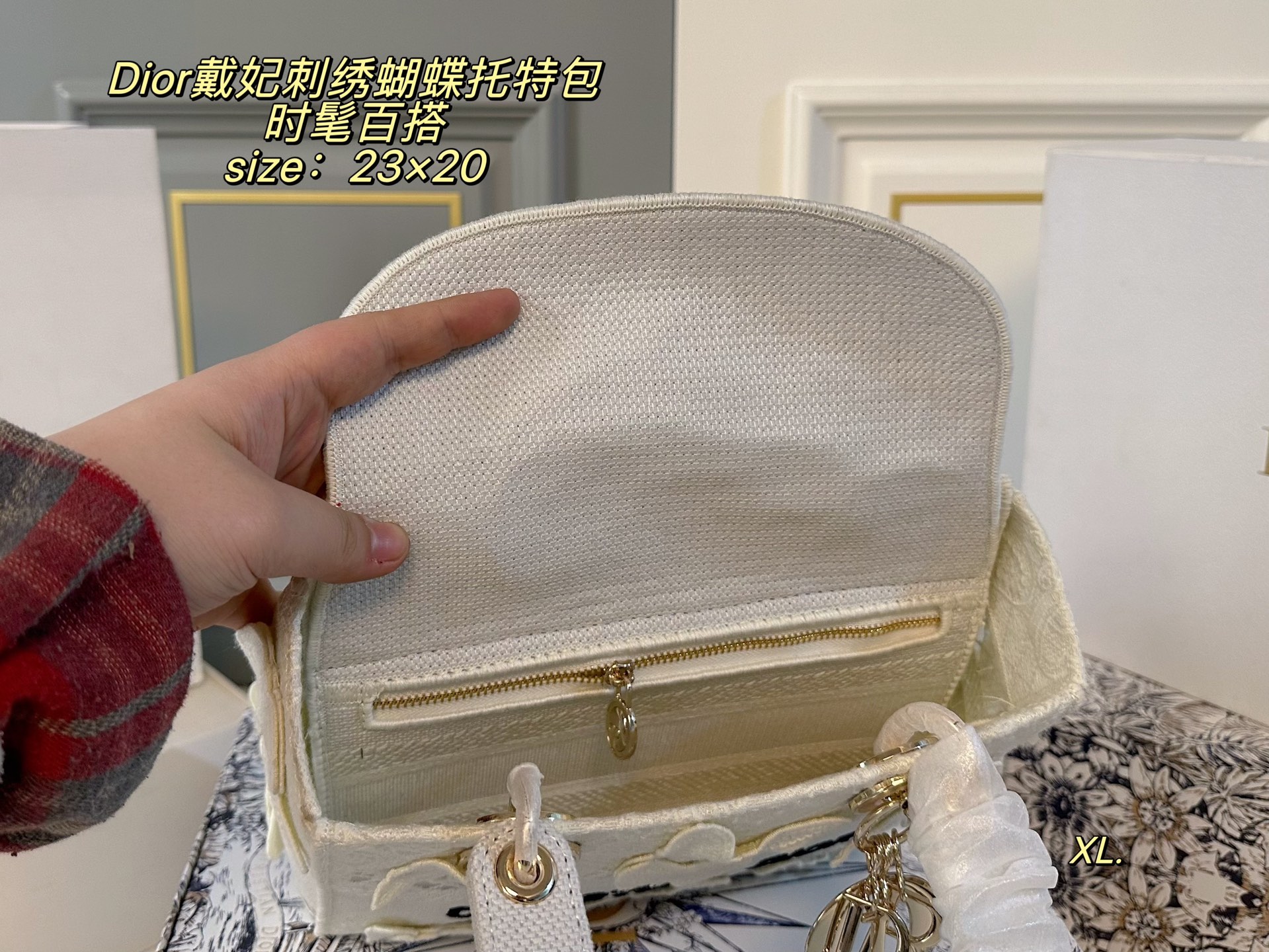 P285（折叠盒） size：23&times;20 Lady Dior 迪奥戴妃刺绣蝴蝶手提包💕 标志性刺绣logo搭配立体蝴蝶装饰 真的美翻了，氛围感瞬间拉满 时髦典雅的设计经久不衰！ 斜挎帅气大方，手提精致优雅！ 自带氛围感，时尚百搭yyds🖤