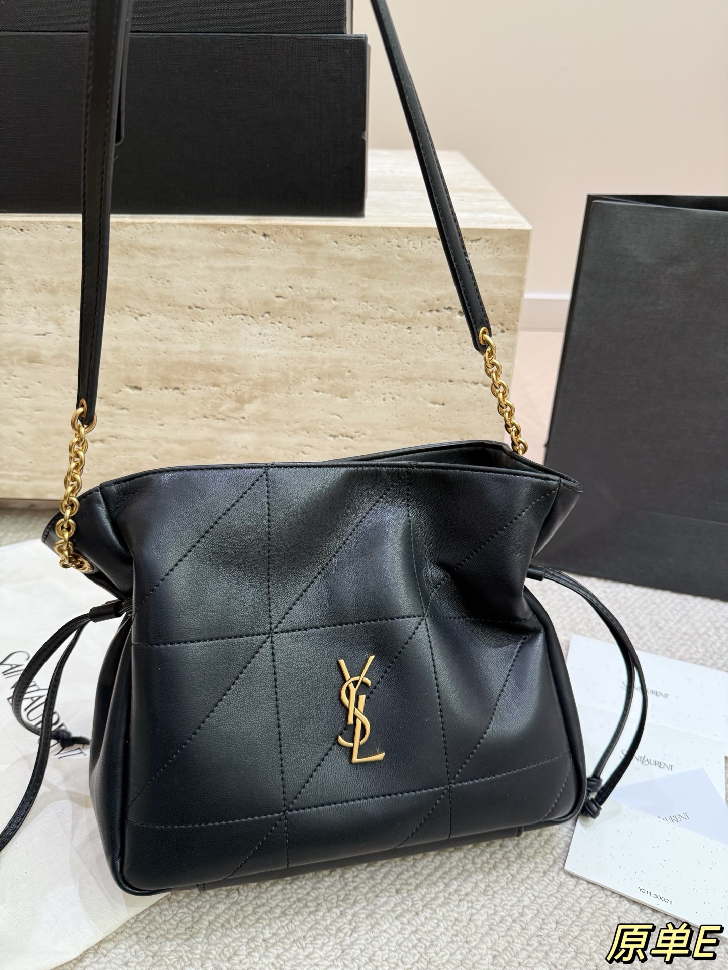 P185 P175 配盒 圣罗兰新品Jamie手袋，松弛有度的时尚，YSL新品Jamie手袋，手袋的精致设计，不仅能够完美收纳你的日常所需，更是一种生活态度的展现。松弛有度，既不失优雅，又充满个性。尺寸25.21 20.20