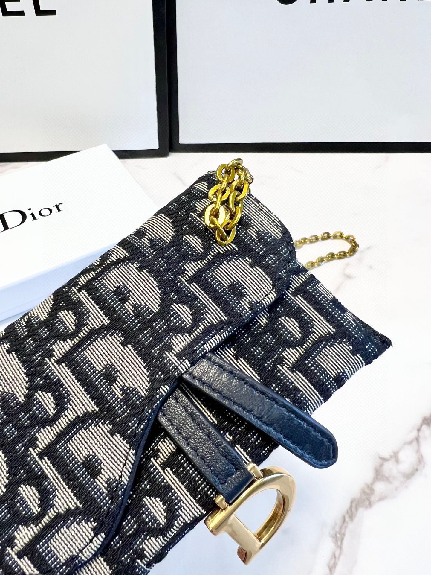 P95🎀🎀颜色 黑 灰🎀尺寸 11x10🎀迪奥🆕款&hearts;💕进口布配小羊🐑皮质感一流👍独一无二风格，链条可拆卸超美超时尚美女必备单品🔥