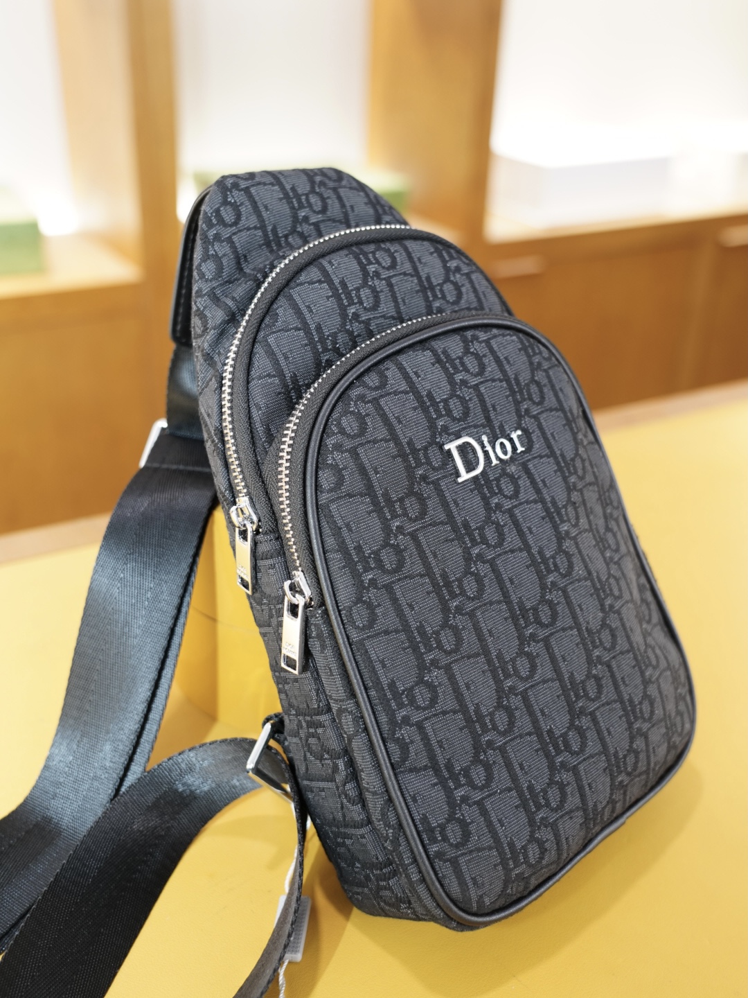 P80 🇫🇷 迪奥 官网同步 高版本 胸包 永恒不过时的标志性产品 纯原单布料 顶级五金制作 非市面普通版本 今年Dior最爱的款式 全部实拍 实用性非常高 完全不用担心穿搭【规格：17x29x5】