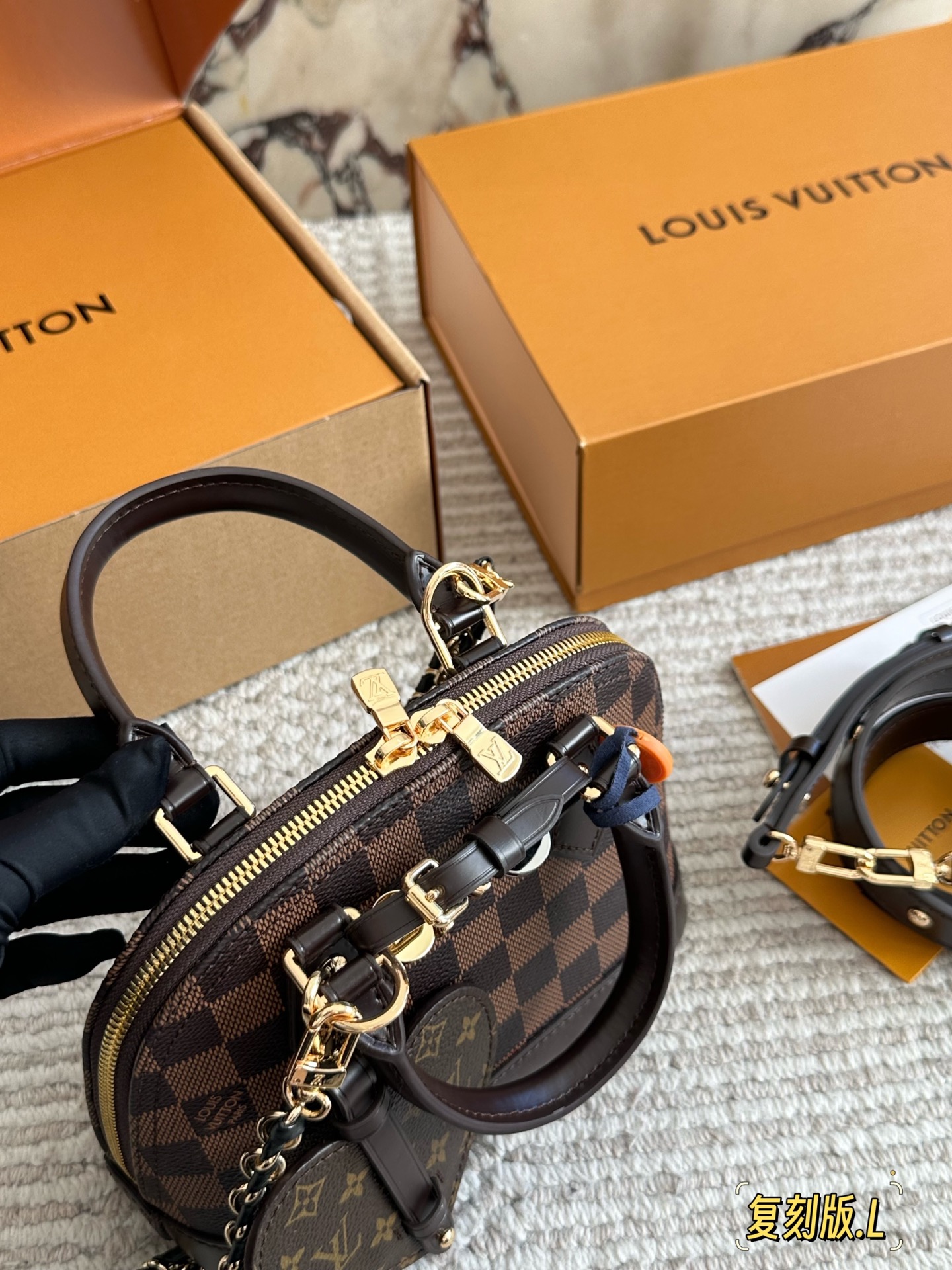 💰 220 配盒 size： 21 16cm L家 Alma贝壳包 内敛！深沉！有味道！ 这款百搭的经典手袋 依然很受现代的青睐！