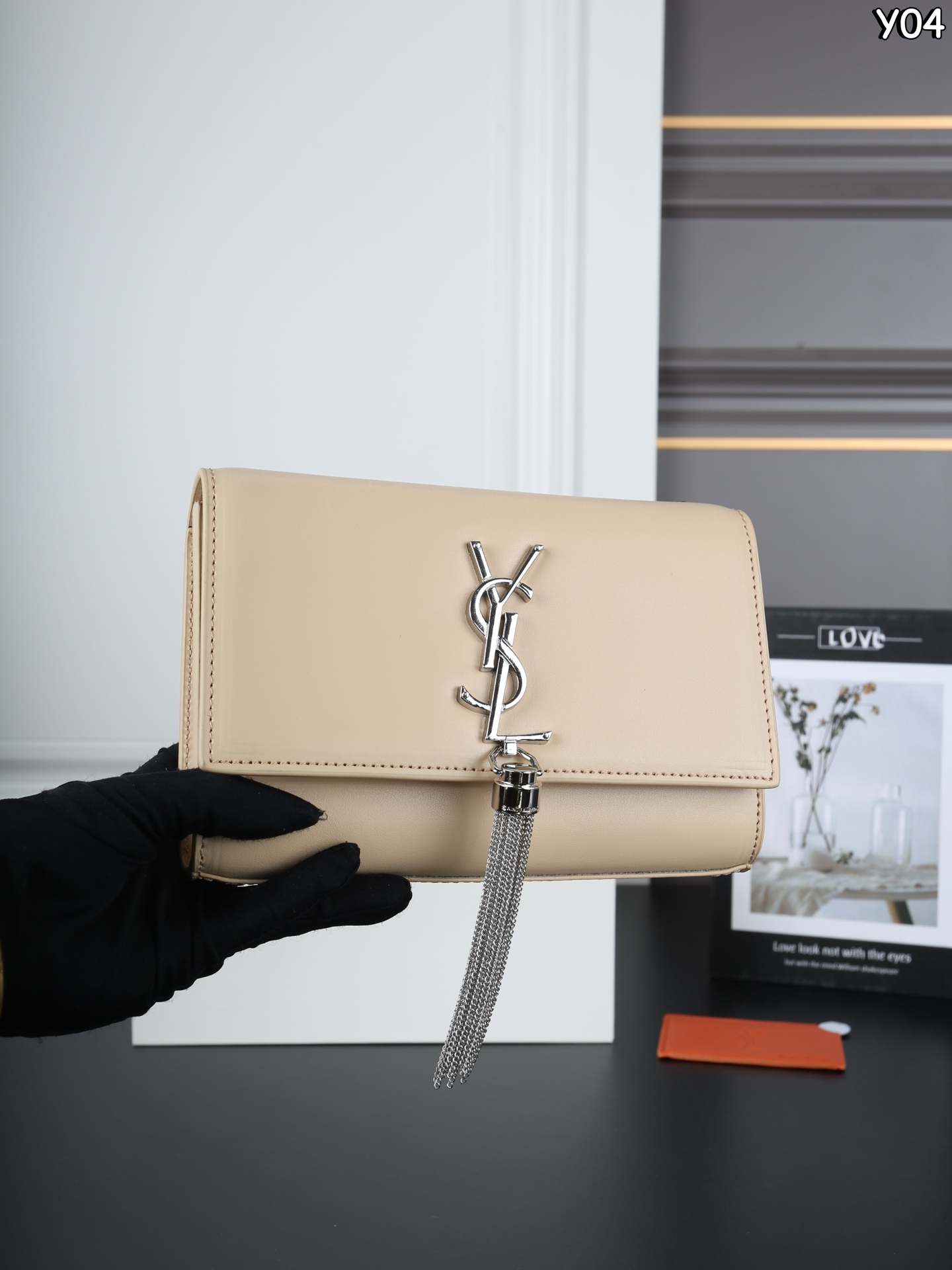 P150 全套礼盒 圣罗兰 YSL KATE 平纹 流苏包斜挎单肩包 链条包 简约又高级!正面YSL Logo+流苏链条,细节满分。 通勤约会都OK。 是都市女生必入的经典款! 这个也太好看了吧! 尺寸:20×13