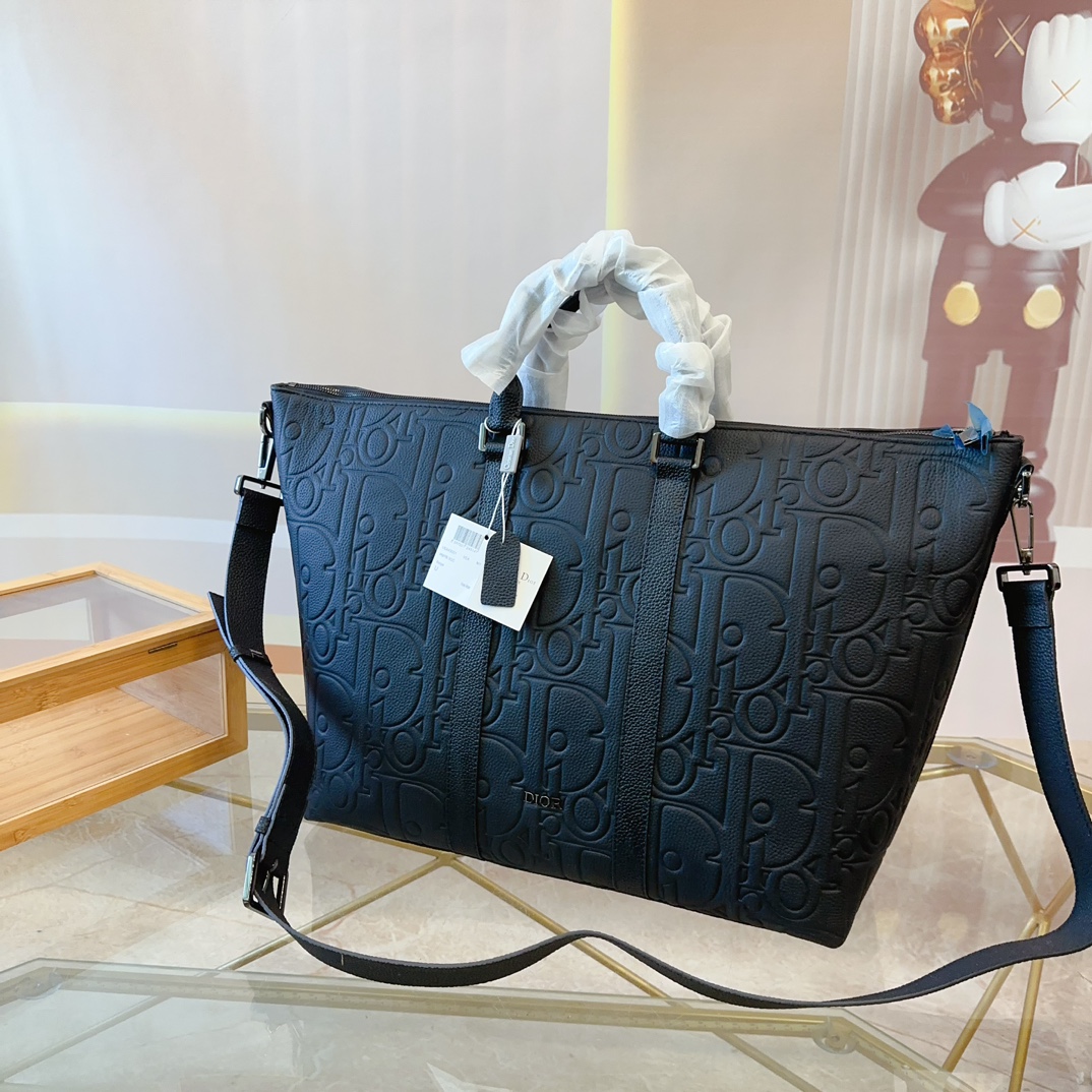 P280 DIOR 迪奥 Weekender 40 可调节可拆卸肩带拉链开合 Gravity印花效果粒面牛皮 牛皮公文包包 电脑包 手提包 采用精湛镶嵌细工，经典百搭 实物拍摄 原厂原版面料 配送防尘袋 34 x 55cm