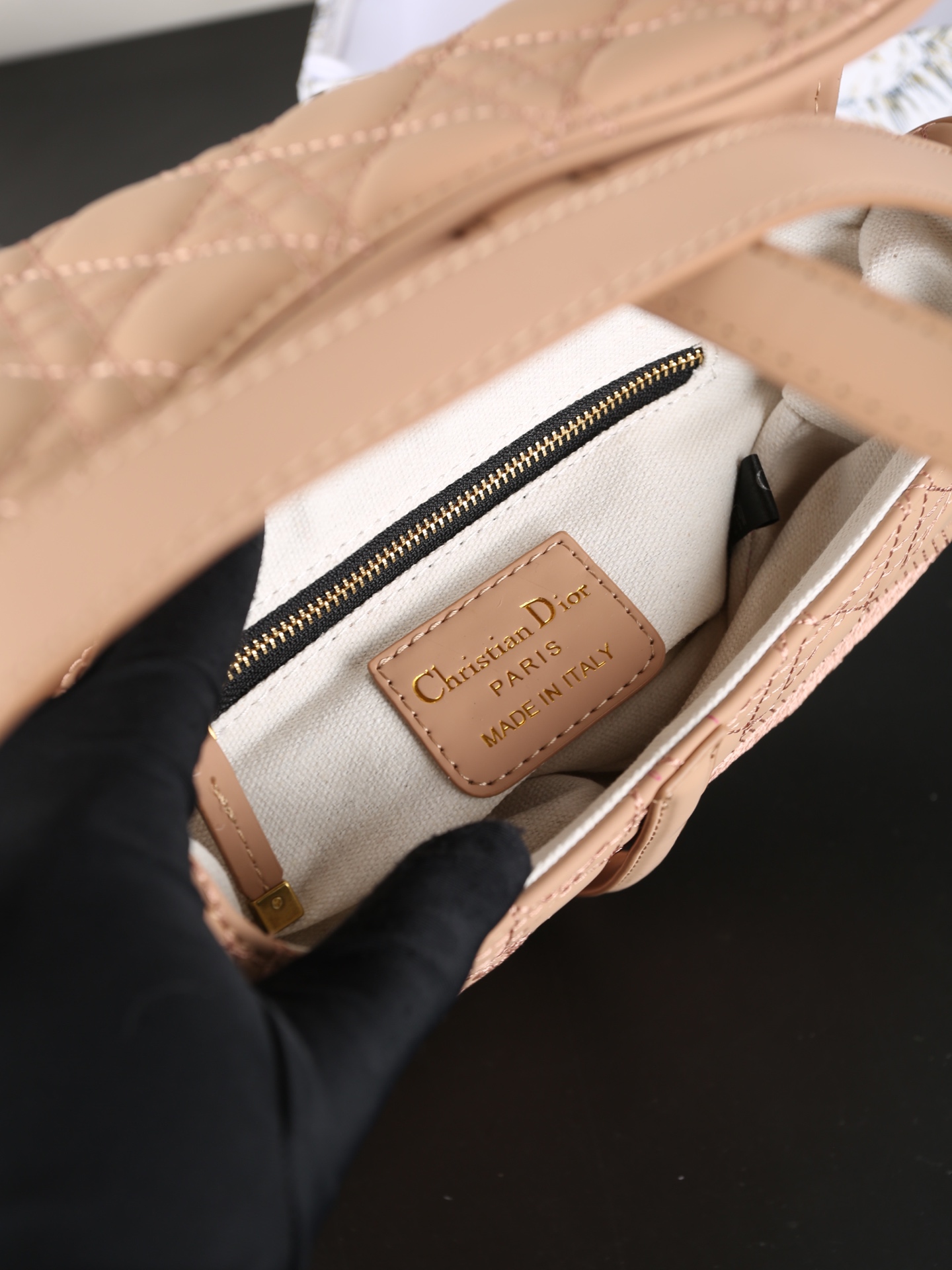 P150 天地盖 DIOR迪奥 马鞍包系列 藤格纹刺绣 马鞍包 单肩手提包 迪奥的马鞍系列是真绝了，每包款型都那么好看 这新次推出的限款定马鞍包是更原有Oblique经刺典绣老元花素上加上了logo字刺母绣😍着让实人喜惊不断🥰 这款真包是人潮必备款，时加尚分💯可手提，可肩背，也搭可配Dior肩带斜挎✌️️ 经永典存，时是尚个轮回，马包鞍从最初诞的生开始 尺寸：24&times;21