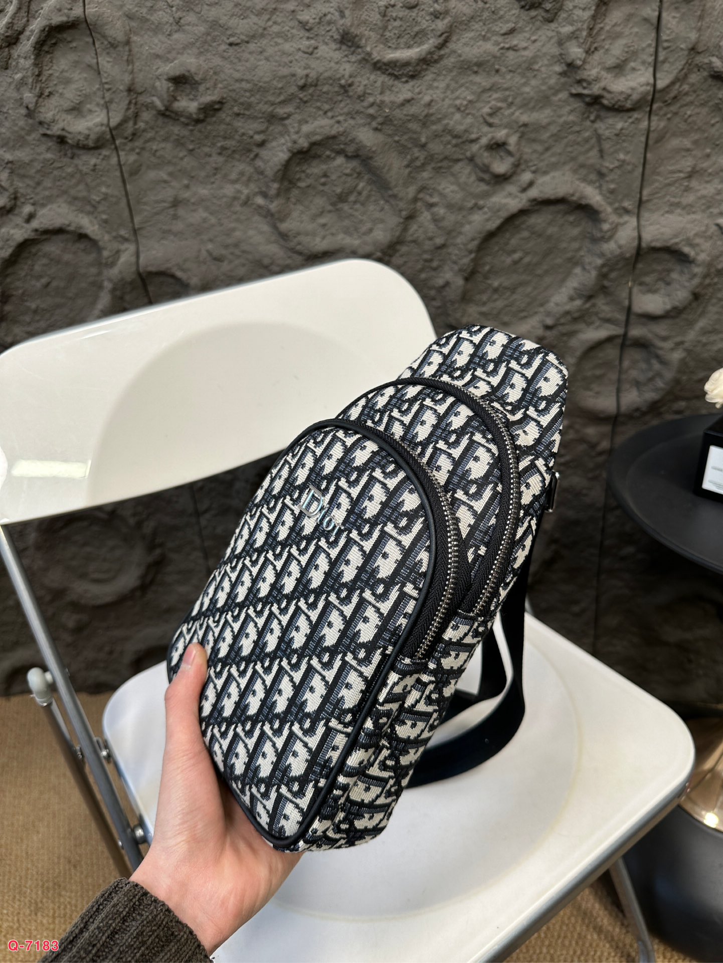 💰80 LV达胸包斜挎单肩包 采用精湛镶嵌细工 实物拍摄 原厂原版面料 尺寸:16.27cm