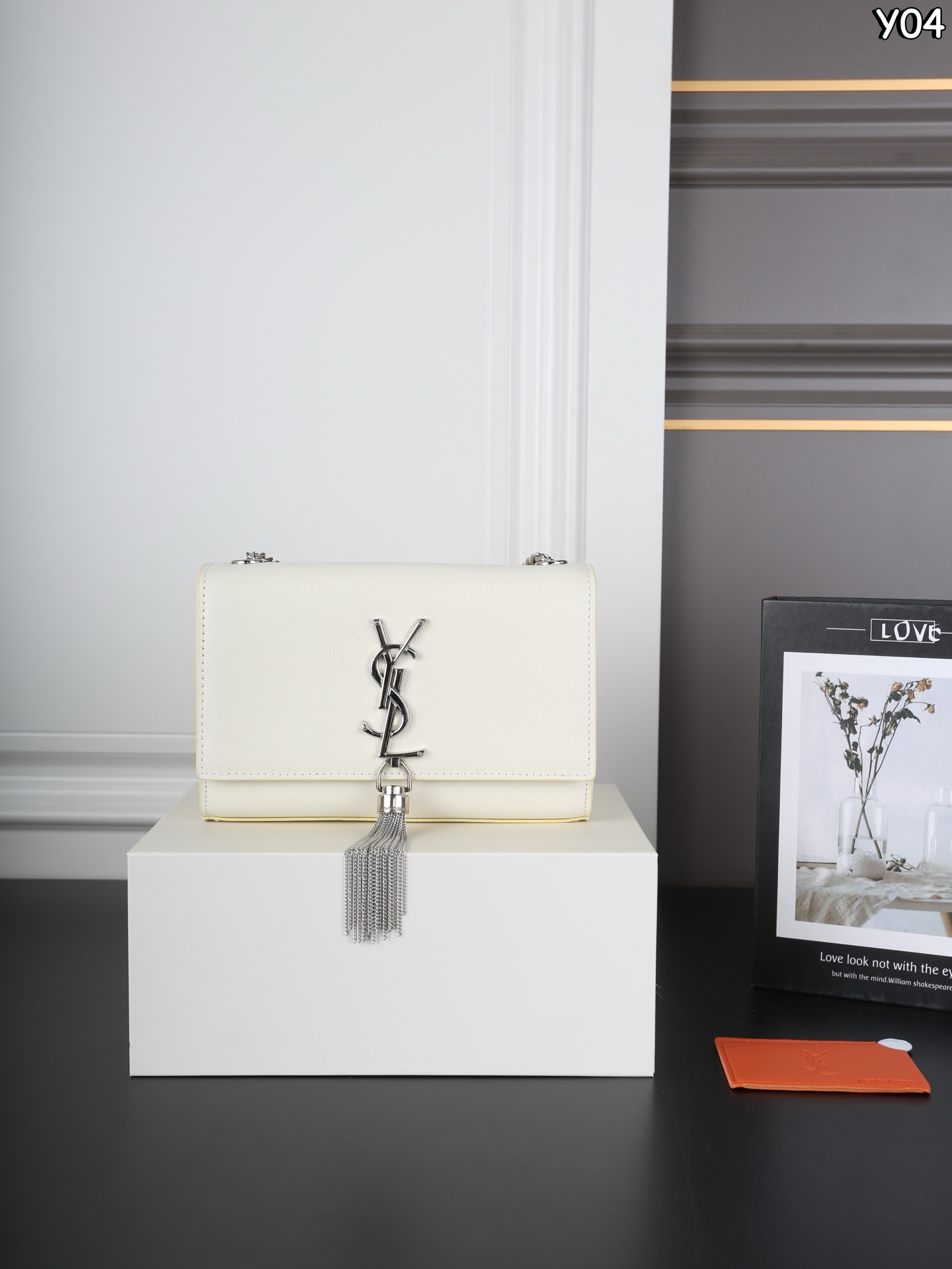 P160 全套礼盒 圣罗兰 YSL KATE 鱼子酱 流苏包链条单肩斜挎包 流苏超复古 满满的高级感 特别是流苏的材质,简直不要太好了!很有沉度的 经典流苏Kate也太🉑了吧‼️ 粒面牛皮耐磨耐用,链条可随意调节变换背法,既可斜背又可腋下,更是完美晚宴包! 尺寸:20×13