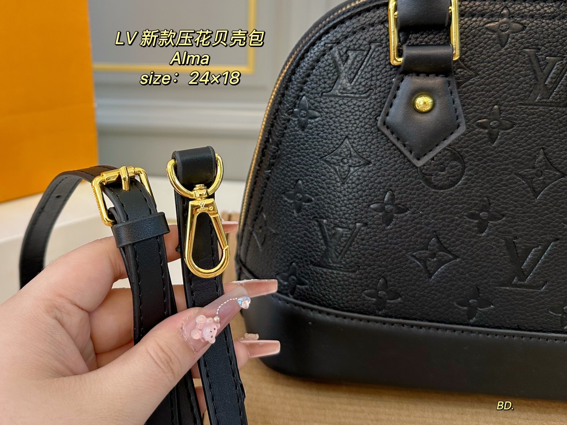 P145（折叠盒） size:24&times;18 LV路易威登新款压花alma贝壳包💕 经典包款，简约却不失时尚～ 很别致 小巧精致但内里容量足💯 日常通勤绝对OK，撞包率也不高‼️