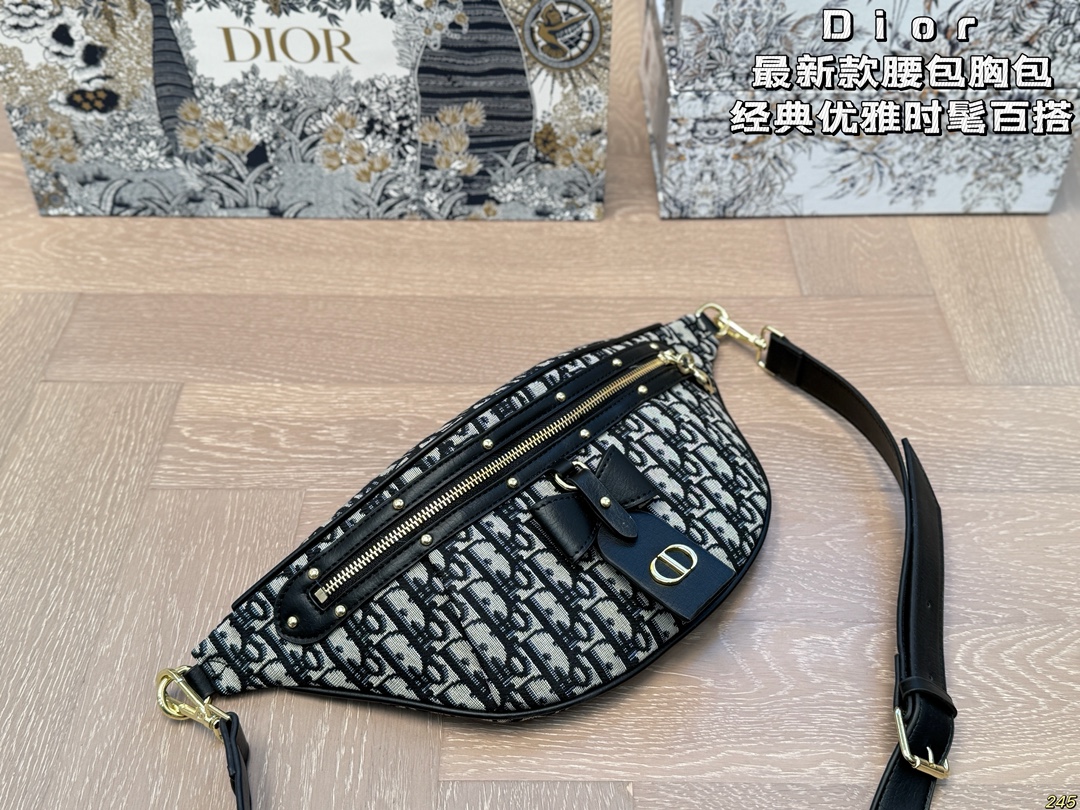 ¥120配盒 迪奥Dior最新款腰包胸包 这款腰包太好看啦,特别百搭时尚 很绝,单肩也很好看!必须入手呀! 尺寸:31 17