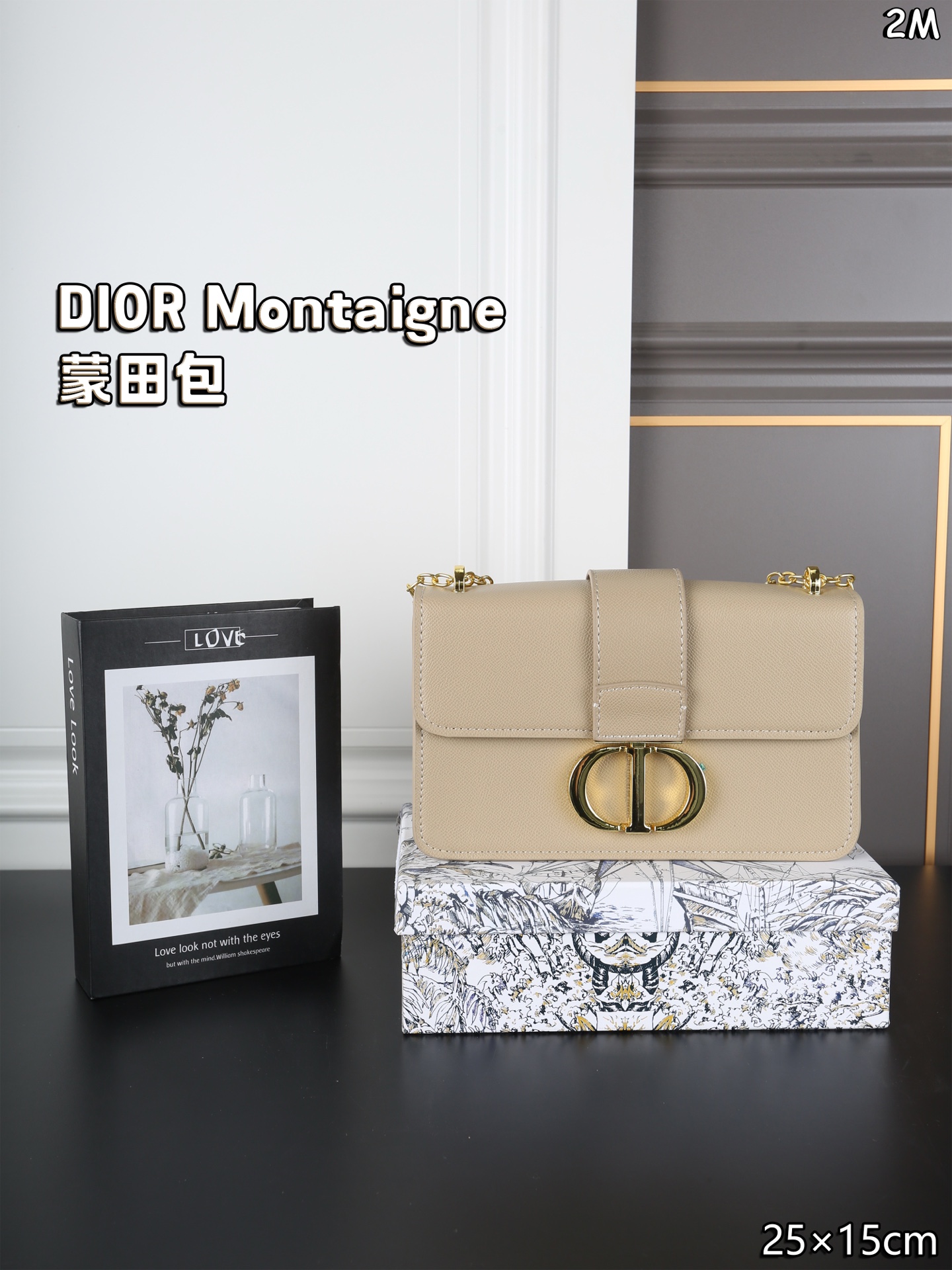 P110 天地盖 DIOR迪奥 Montaigne 蒙田包盒子包单肩斜挎包 链条款 整个包型，是以当代流行的复古风！单单Logo按扣的设计就可以单手优雅的翻盖，内里两面都带有小夹层，背面的浮雕后方还有一个大夹层，背带除了调节长短之外，还可以完全拆下来 作为手拿包使用。多变也实用， 背上它大家都要夸 自带法式复古感的蒙田经典爆款了 尺寸：25&times;15