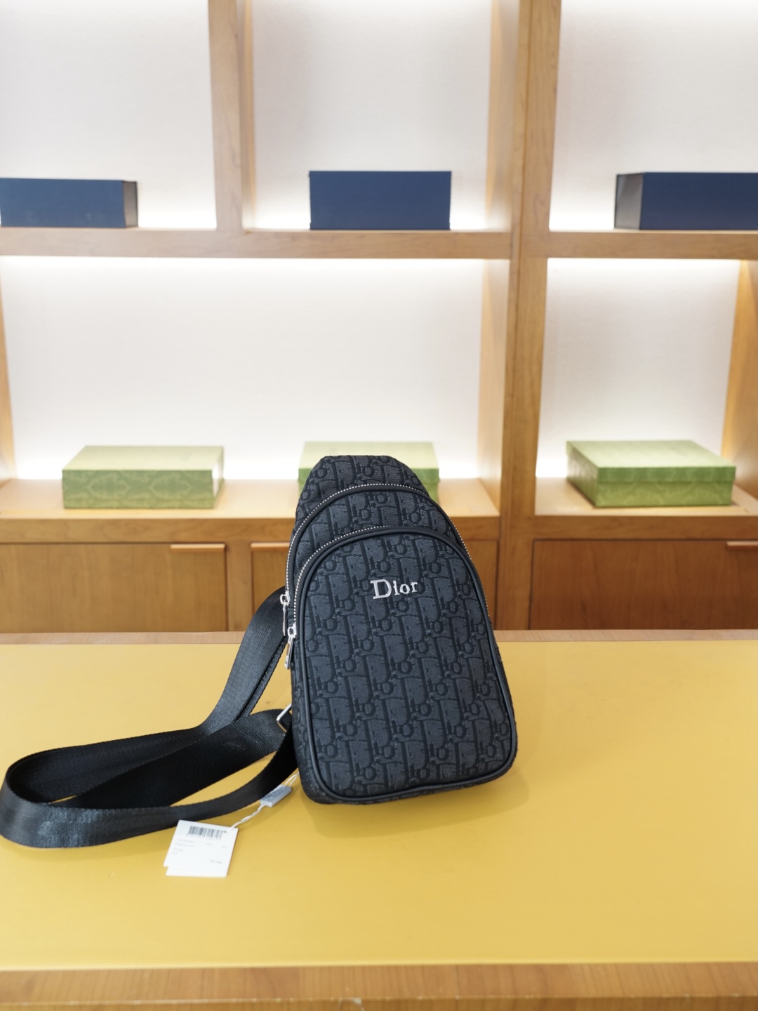 P80 🇫🇷 迪奥 官网同步 高版本 胸包 永恒不过时的标志性产品 纯原单布料 顶级五金制作 非市面普通版本 今年Dior最爱的款式 全部实拍 实用性非常高 完全不用担心穿搭【规格：17x29x5】