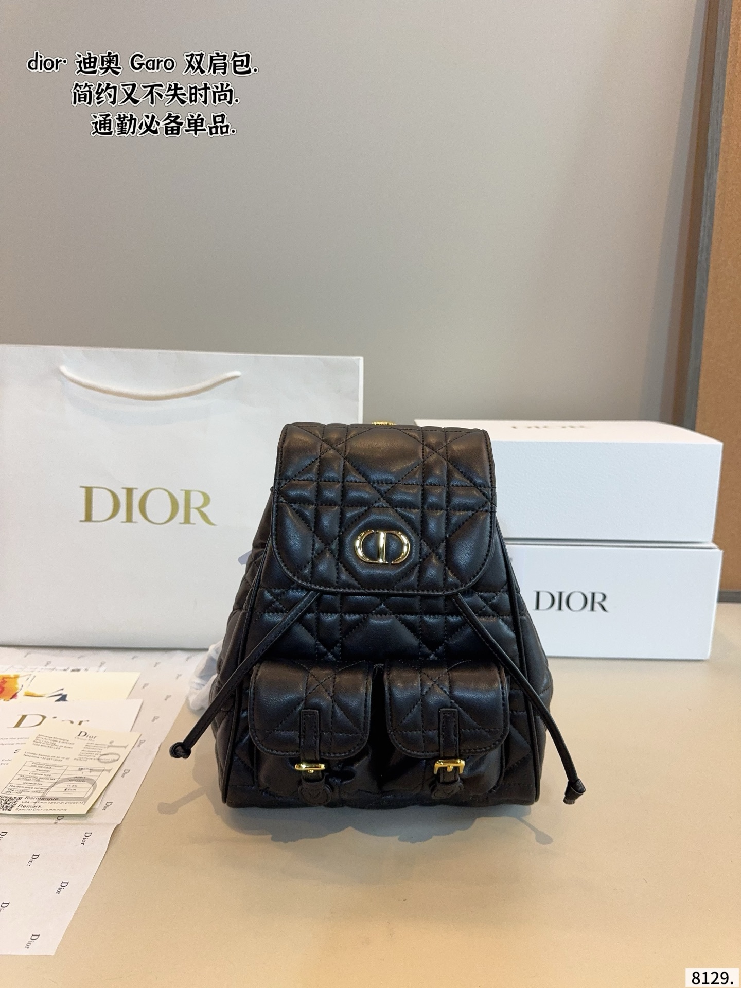 p215p205配礼盒🎁 D家 迪奥新款 caro 双肩包. 又酷又甜的双肩包. 出門随手一拎就很好看 Dior新品真的太戳我拉 CEST DIOR出场就是王炸! 这个小水桶太太太有设计感拉 这种容量非常感人 一直焊死在身上的水桶尺寸：22*10*27/17*7*18cm