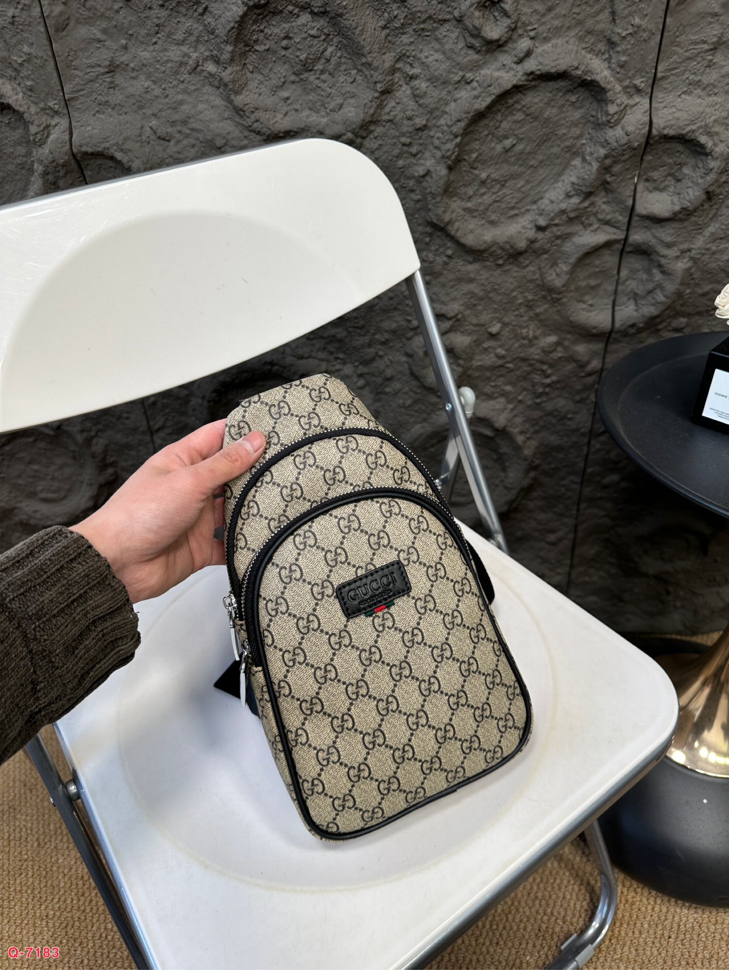 💰80 酷奇达胸包斜挎单肩包 采用精湛镶嵌细工 实物拍摄 原厂原版面料 尺寸：16.27cm